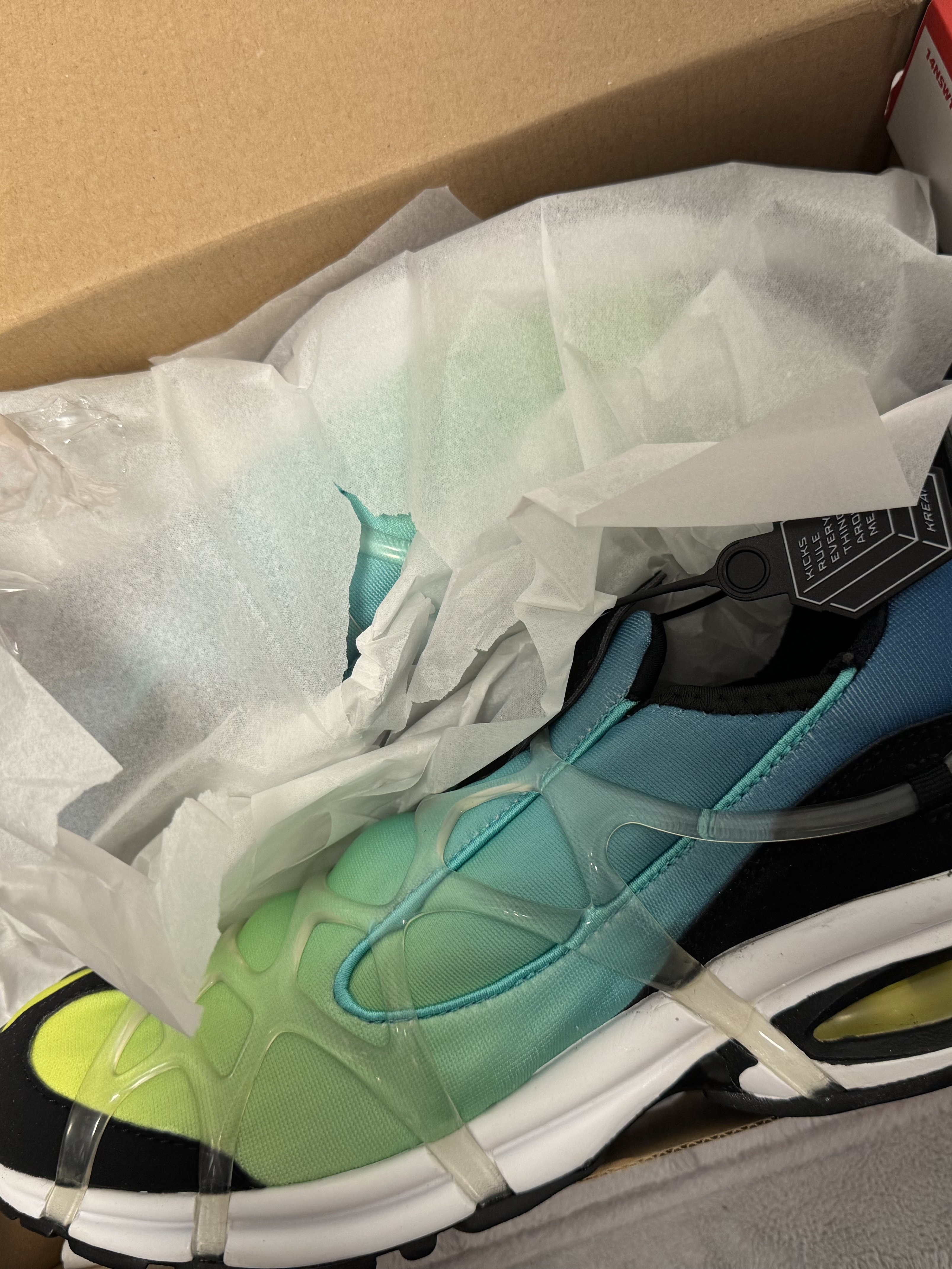 Nike Air Kukini SE Lemon Venom and Aurora, Yeezy Gap Engineered By Balenciaga Dove 3/4 Sleeve T-Shirt Black 착용 스타일 - 1