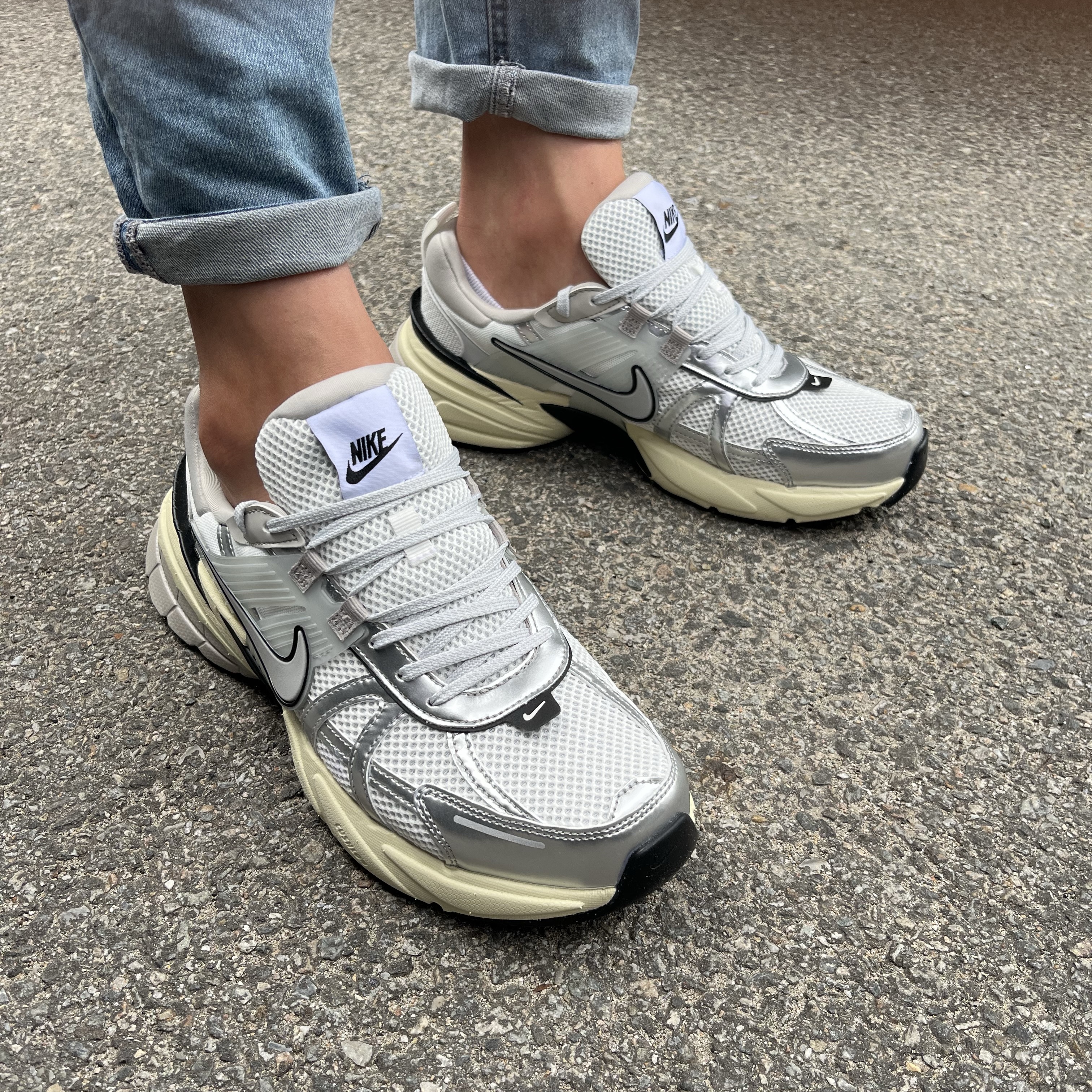 Nike V2K Run Summit White Metallic Silver 착용 스타일