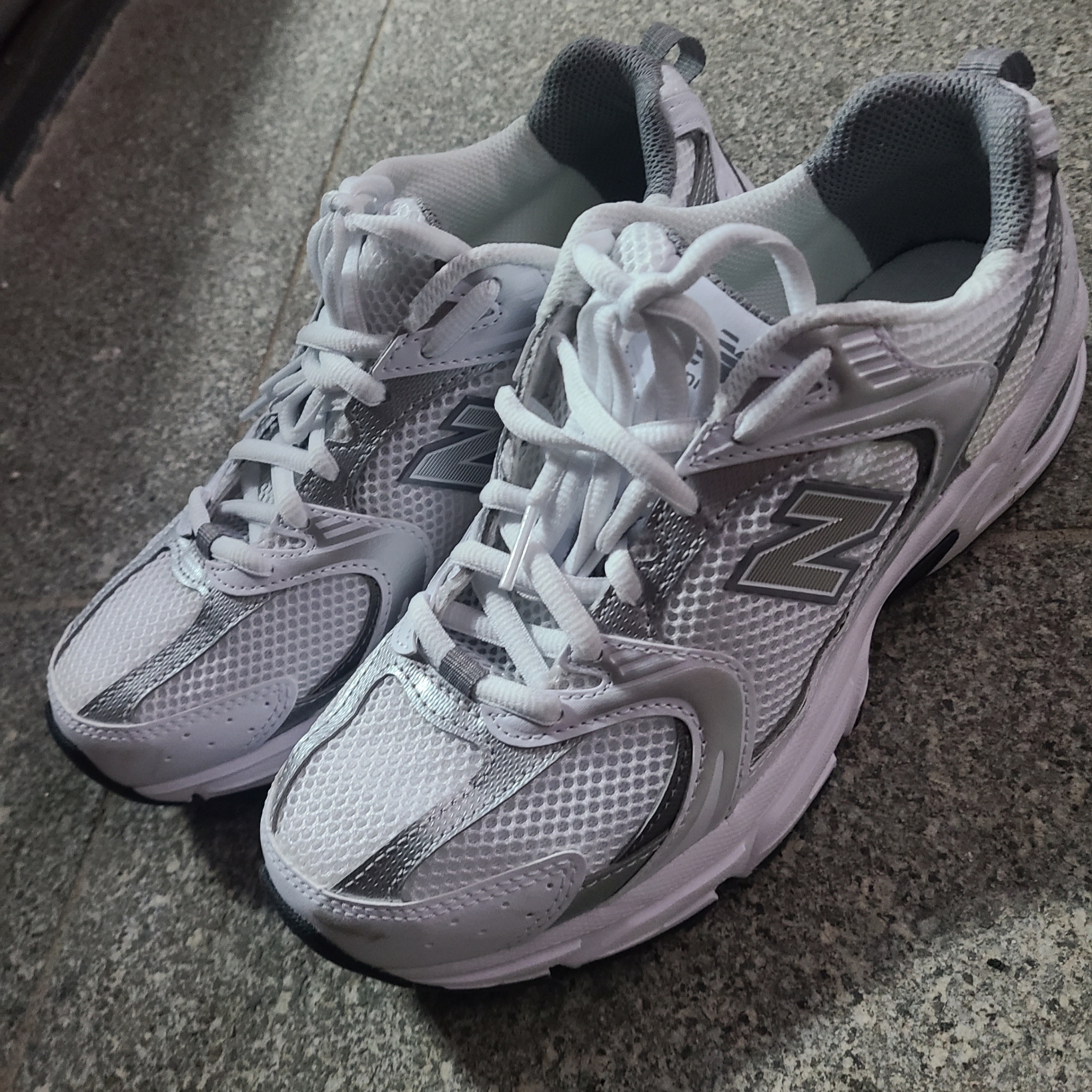 New Balance 530 White Silver 착용 스타일