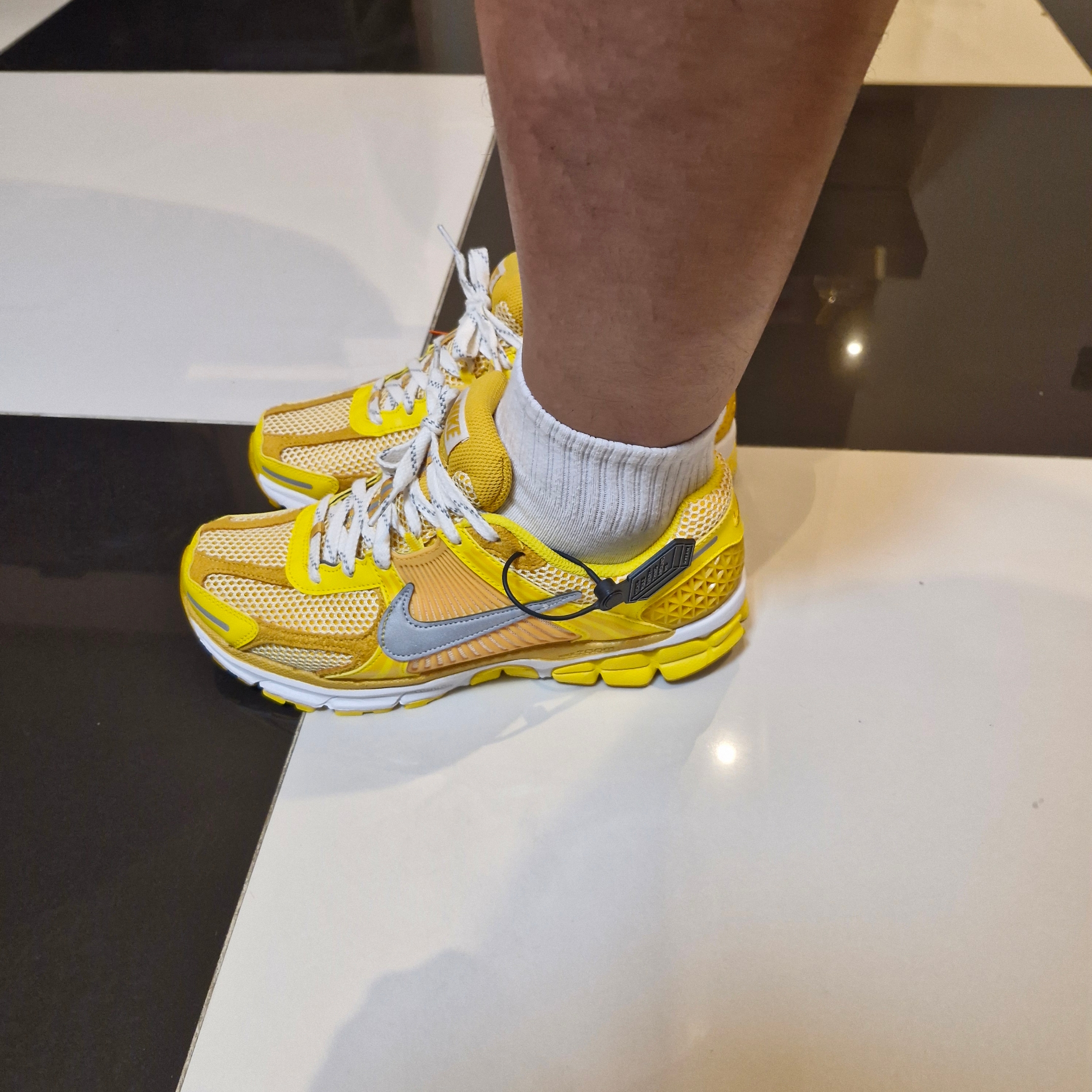 Nike Zoom Vomero 5 Yellow Ochre 착용 스타일 - 1