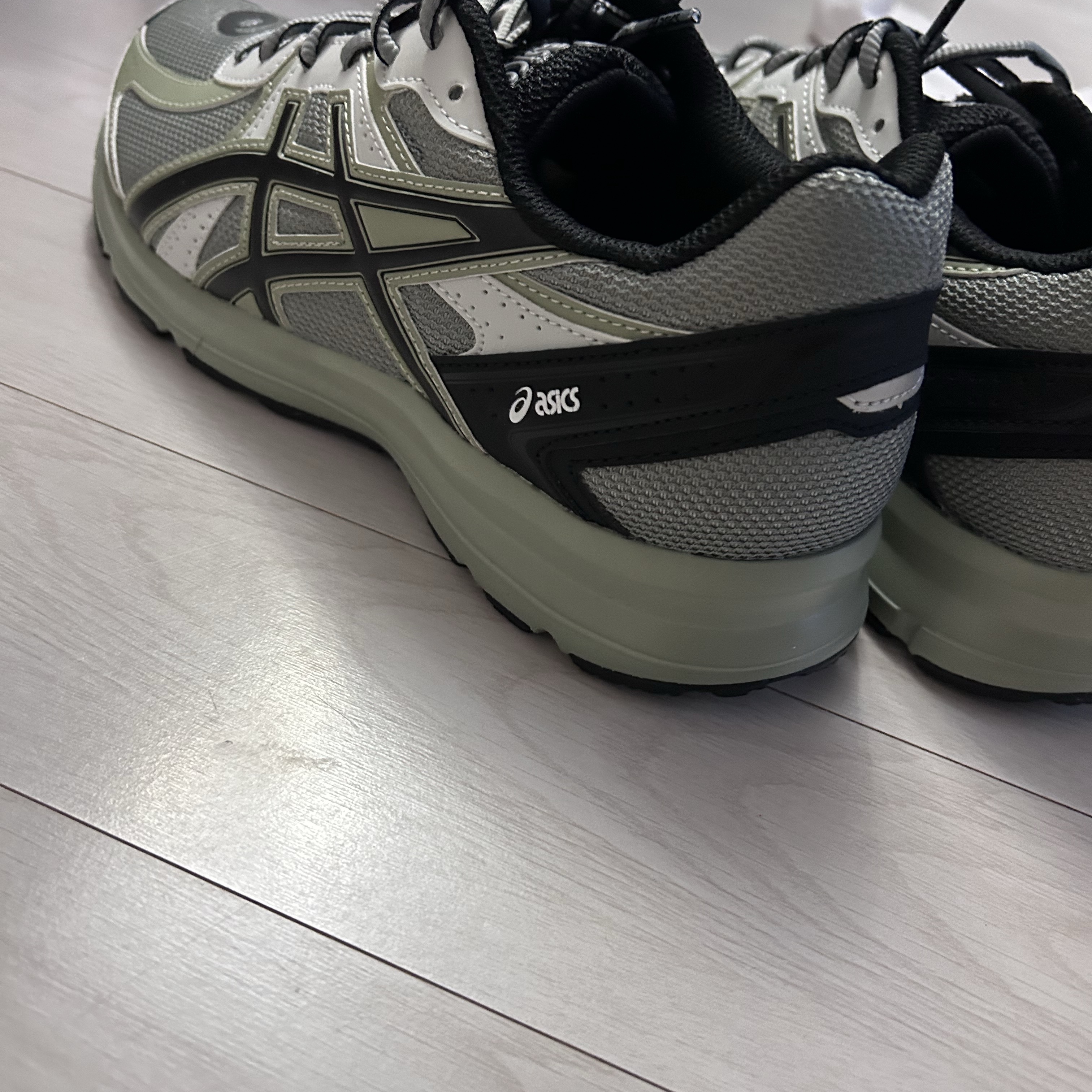 Asics Jog 100 S Sheet Rock - 2E Wide 착용 스타일 - 2
