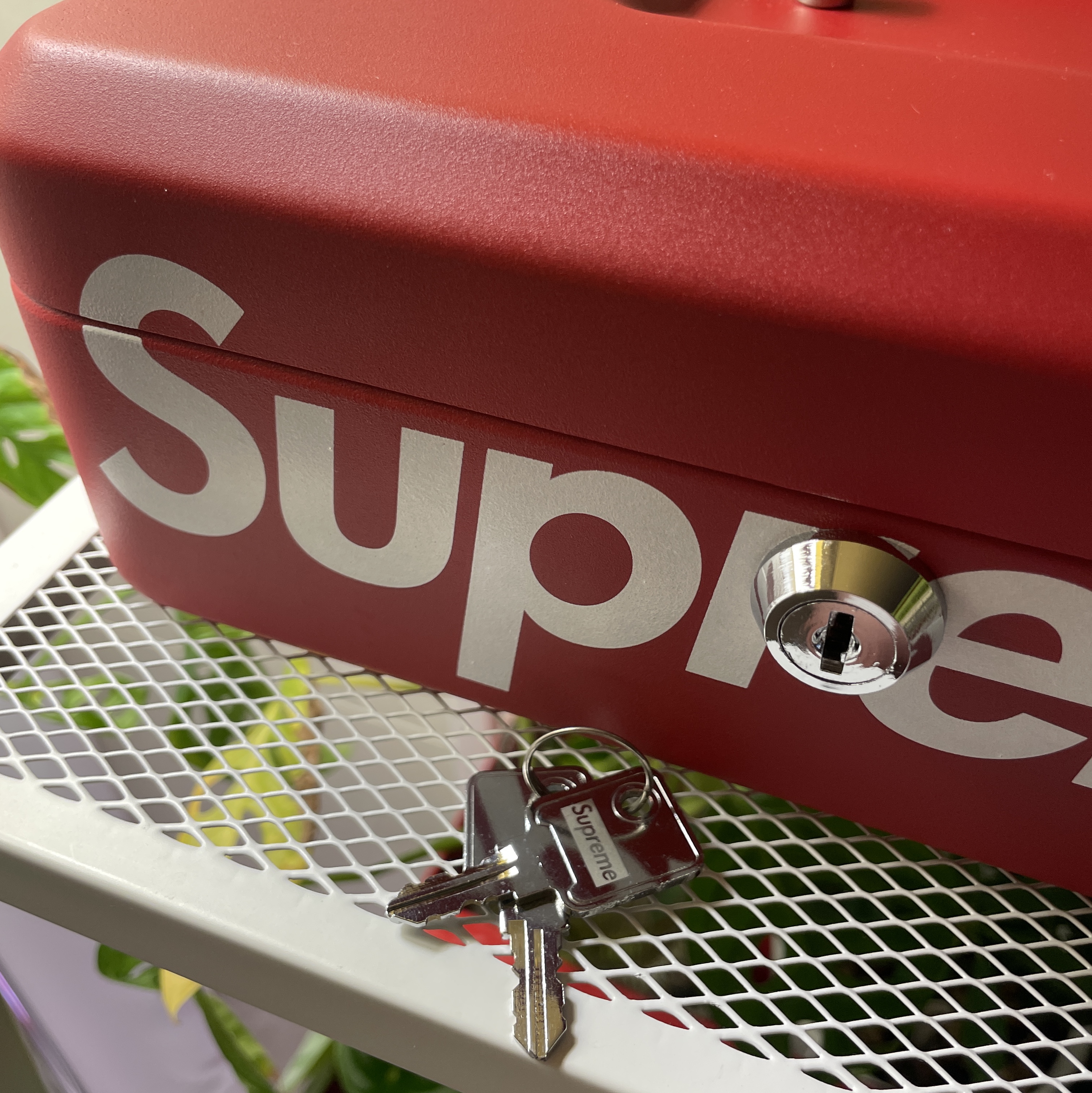 Supreme Lock Box Red - 17FW, Supreme x Sigg Small Metal Box Plus Red - 18SS 착용 스타일 - 2