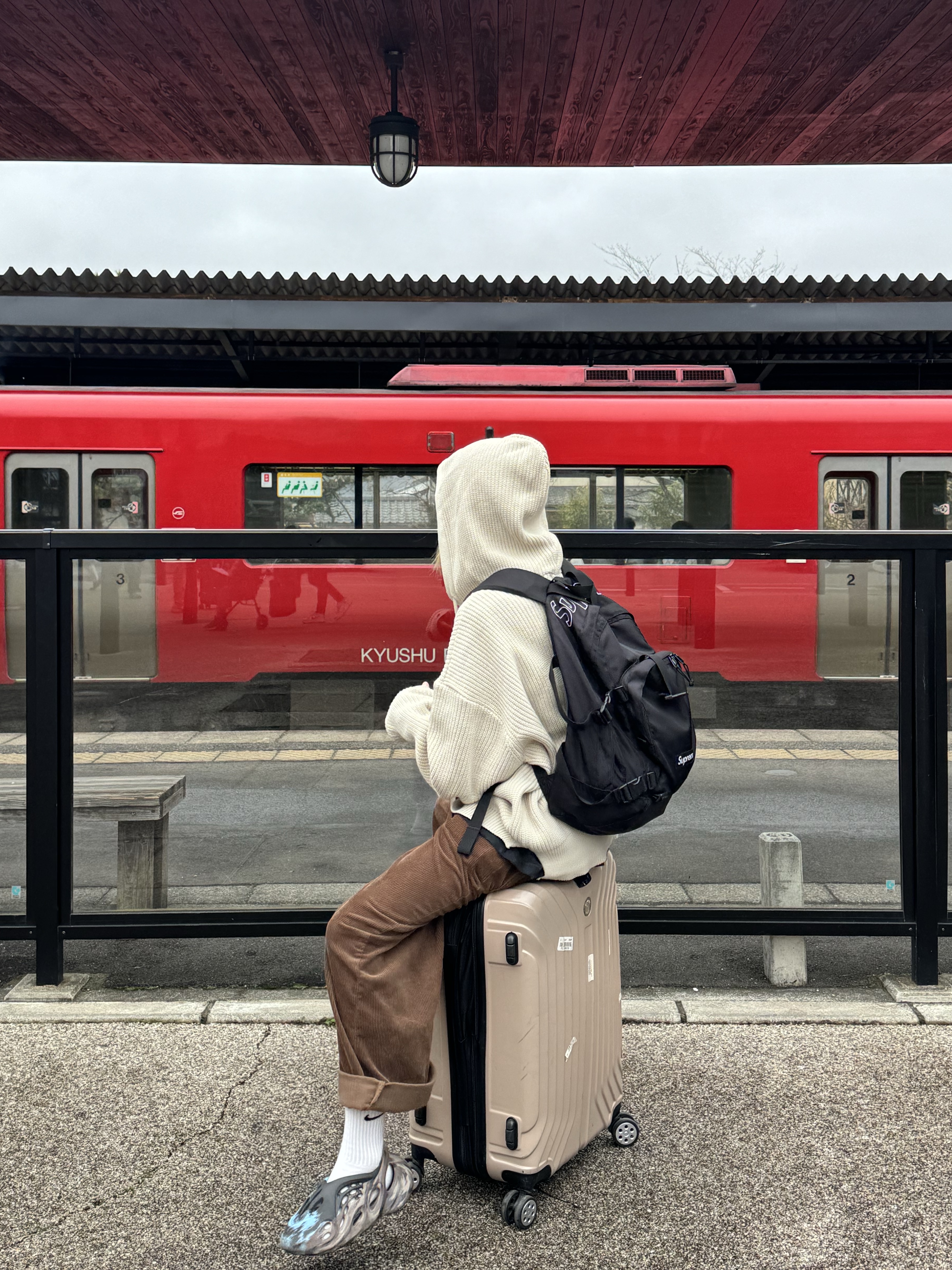 Supreme Backpack Black - 19FW, Adidas Yeezy Foam RNNR MX Cinder 착용 스타일