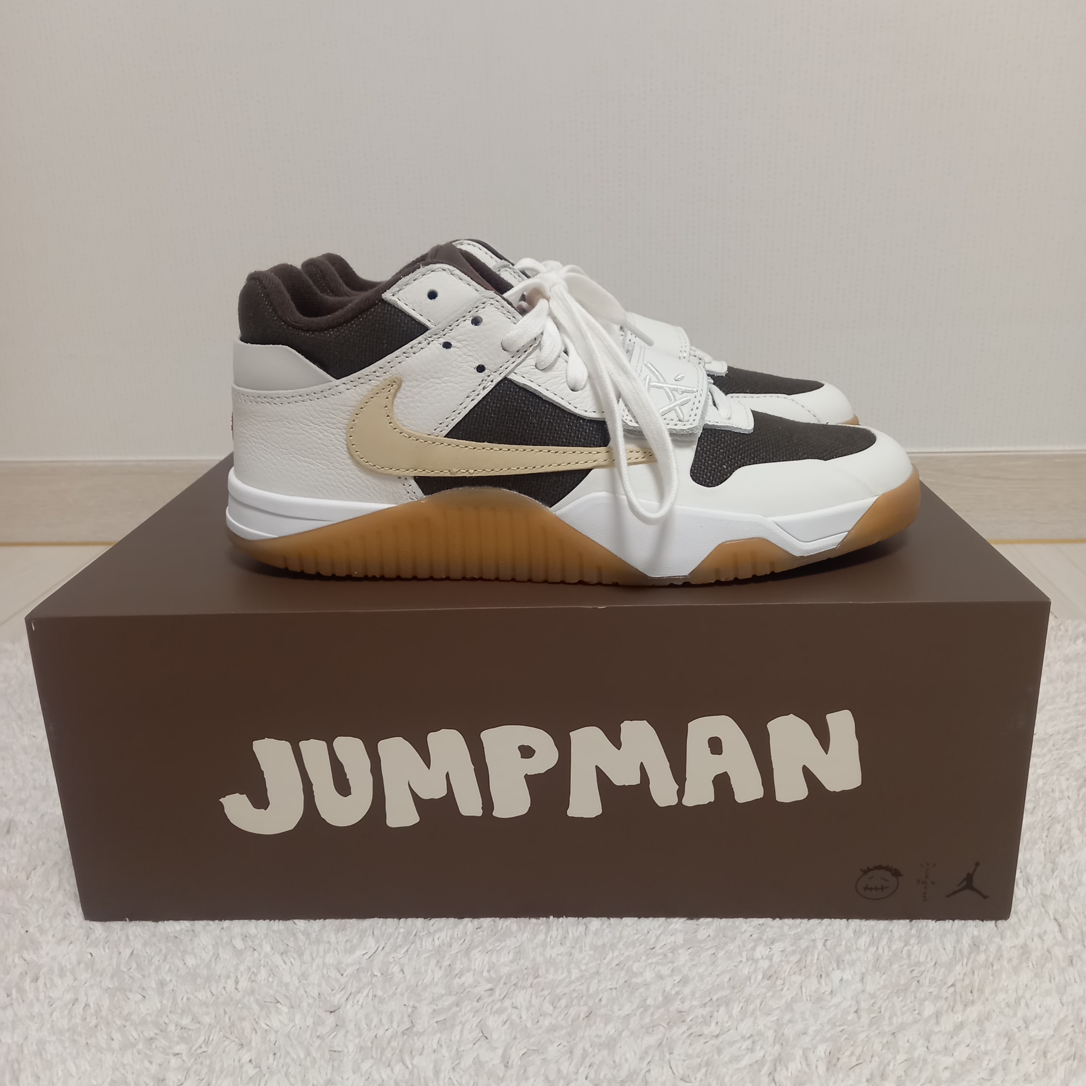 Jordan x Travis Scott Jumpman Jack TR Sail and Dark Mocha 착용 스타일 - 1