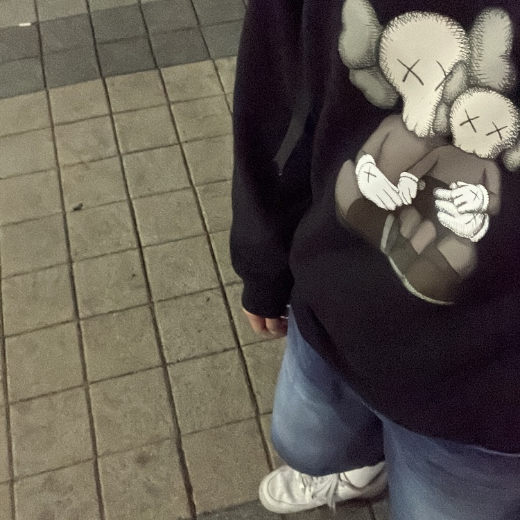 Uniqlo UT x Kaws Long Sleeve Sweatshirt Black 착용 스타일