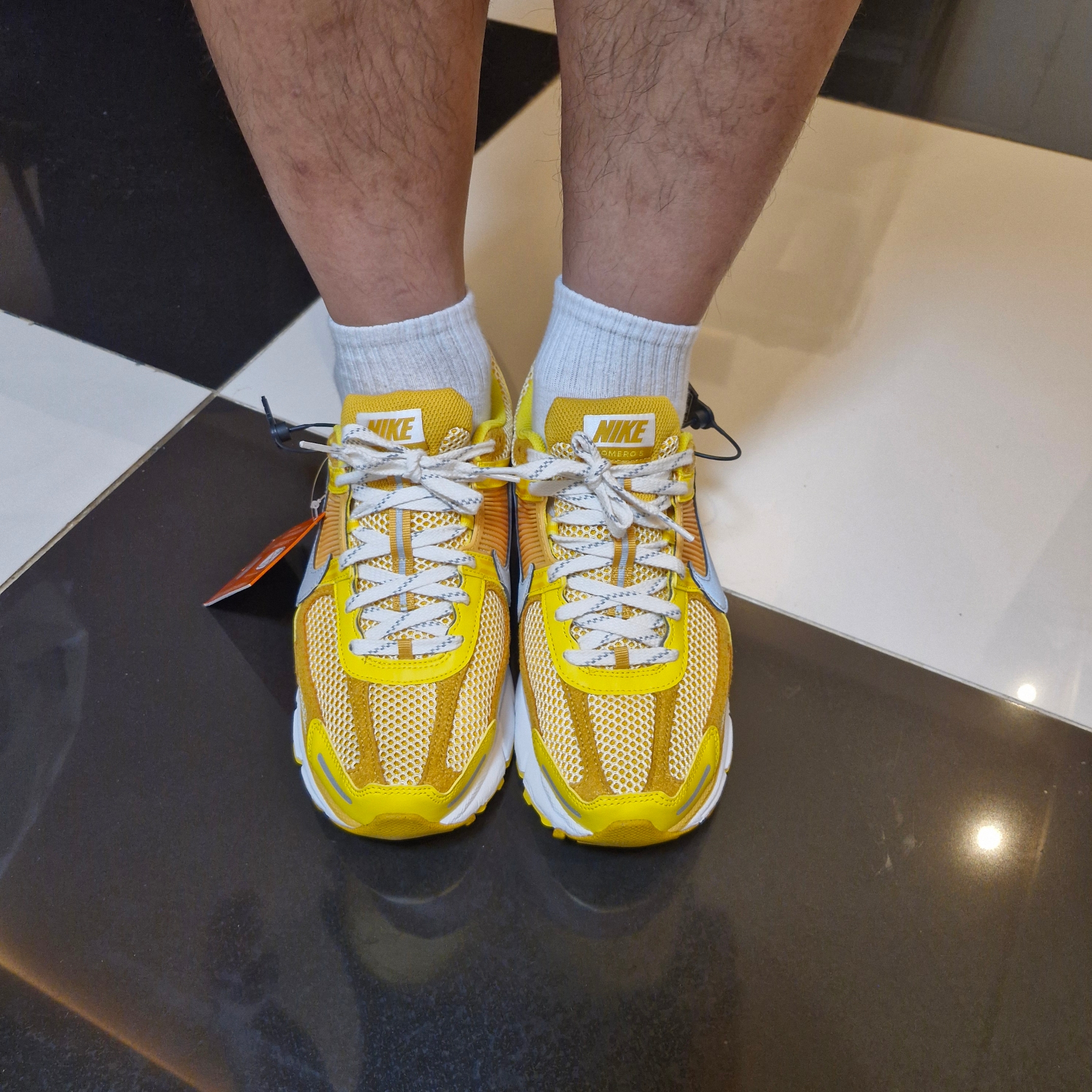 Nike Zoom Vomero 5 Yellow Ochre 착용 스타일 - 2