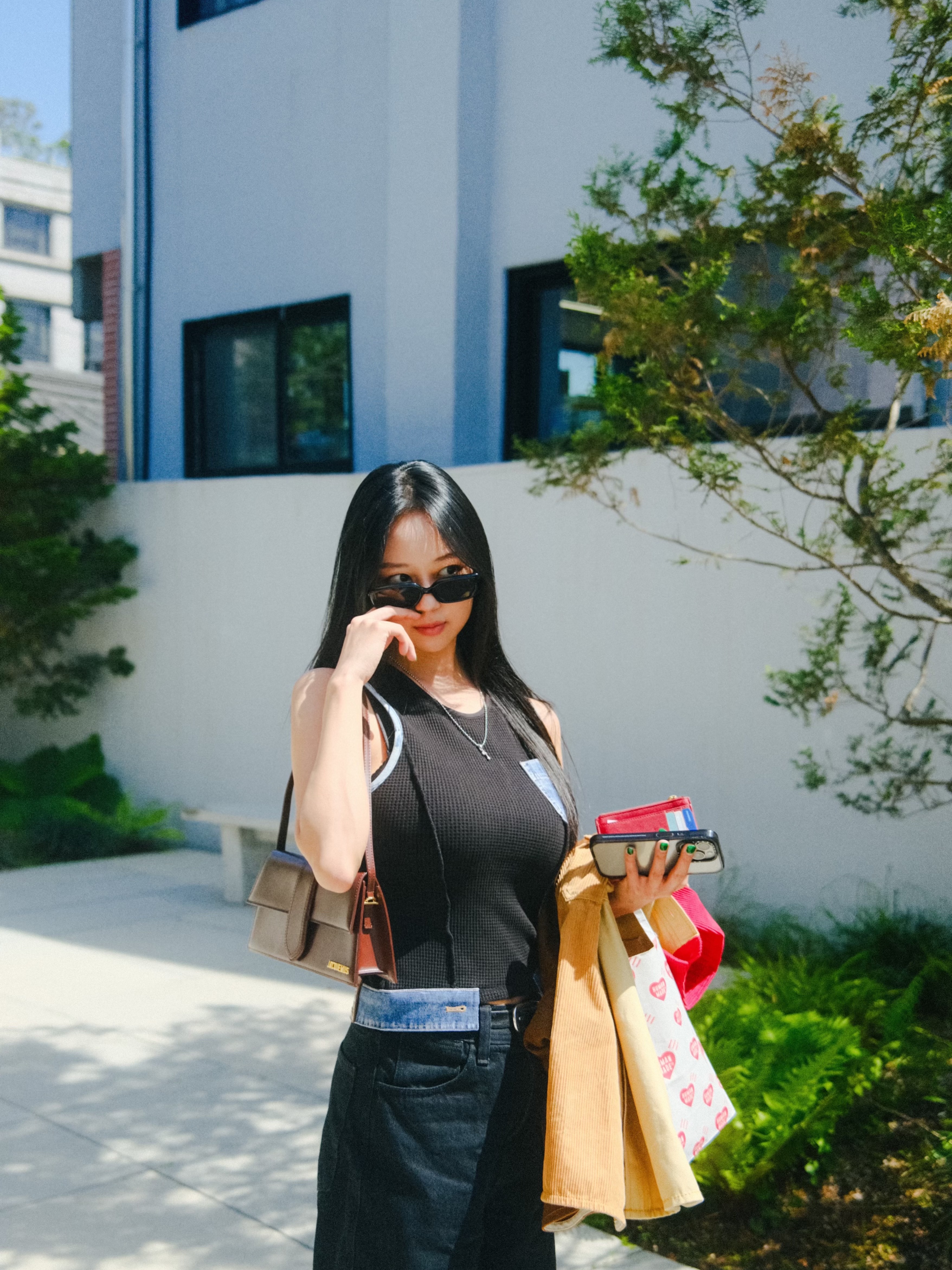 Gentle Monster x Maison Margiela MM106 Black Black 착용 스타일 - 2