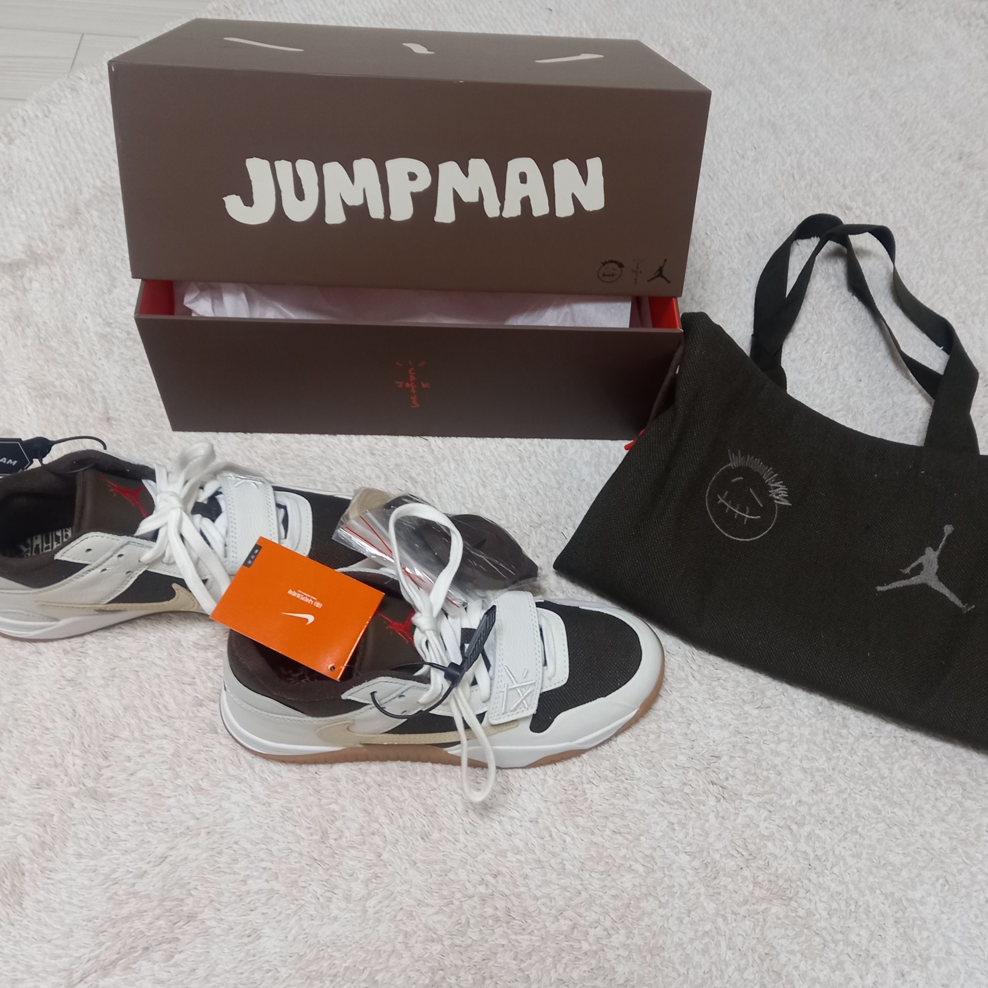 Jordan x Travis Scott Jumpman Jack TR Sail and Dark Mocha 착용 스타일 - 5