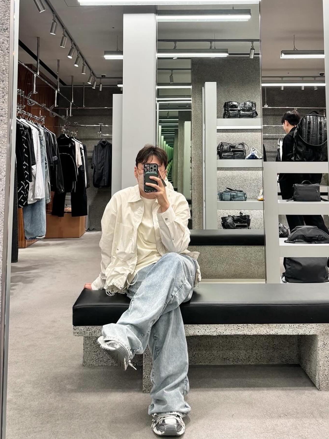 Wooyoungmi Flower Print Back Logo T-Shirt Ivory - 23SS, Wooyoungmi Shearling Wide Denim Pants Blue - 24SS 착용 스타일 - 2