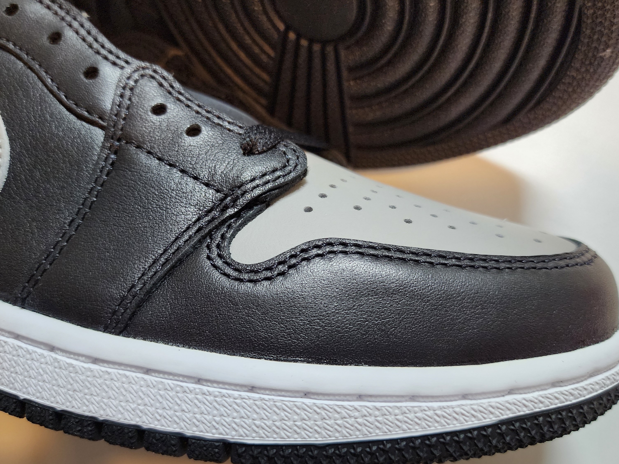 Jordan 1 Retro Low OG Shadow 착용 스타일 - 3