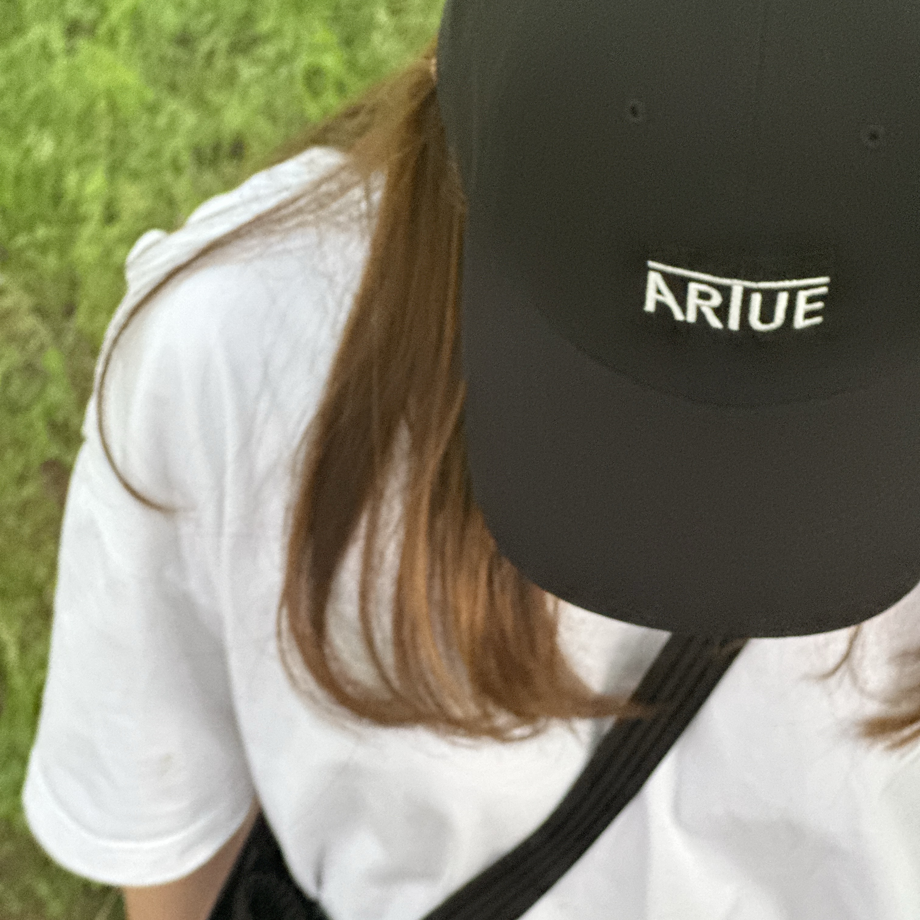 Artue Logo Ball Cap Black 착용 스타일
