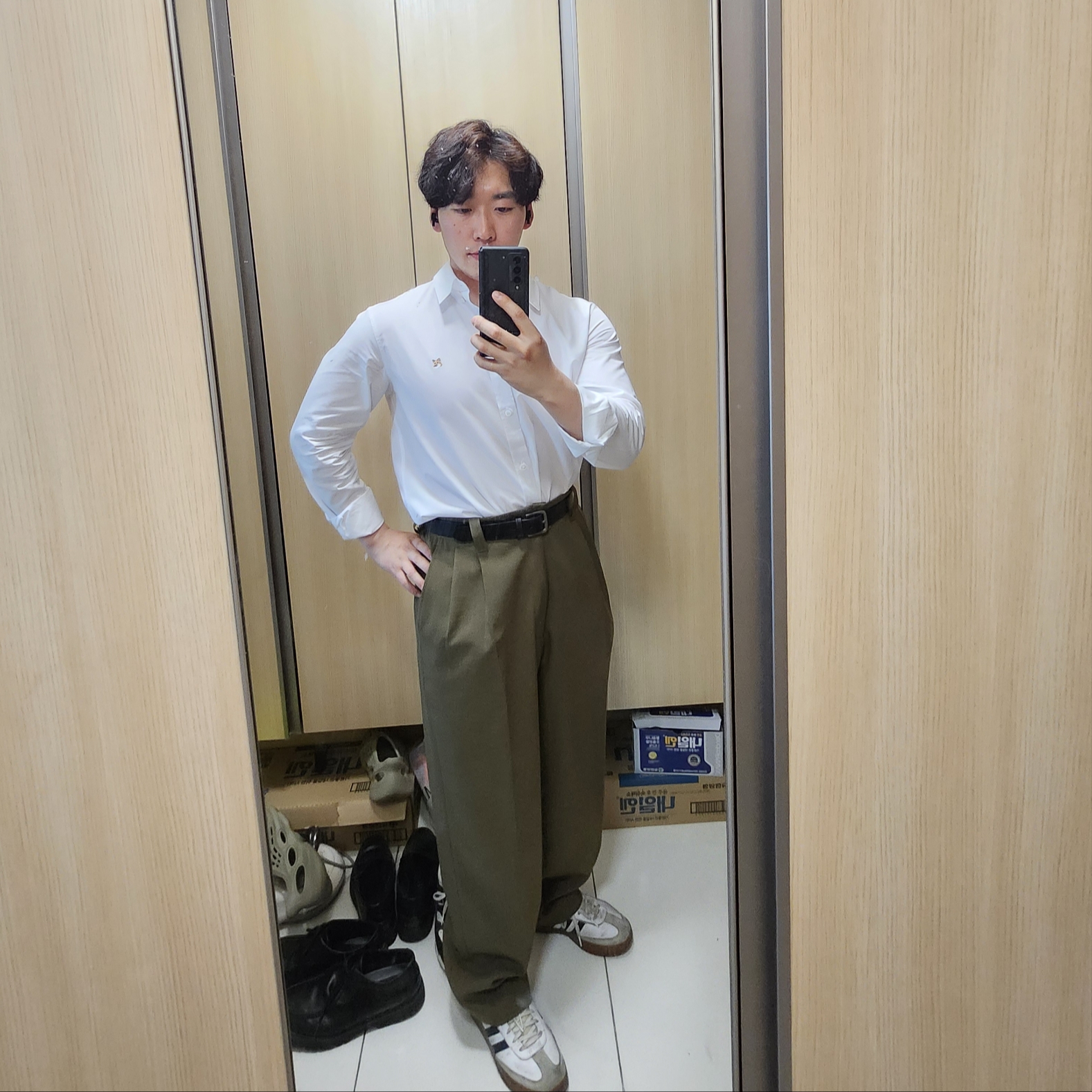 Maison Kitsune Fox Head Embroidery Classic Shirt White, Uniqlo x Marni Wide Fit Pleated Trousers Olive 착용 스타일