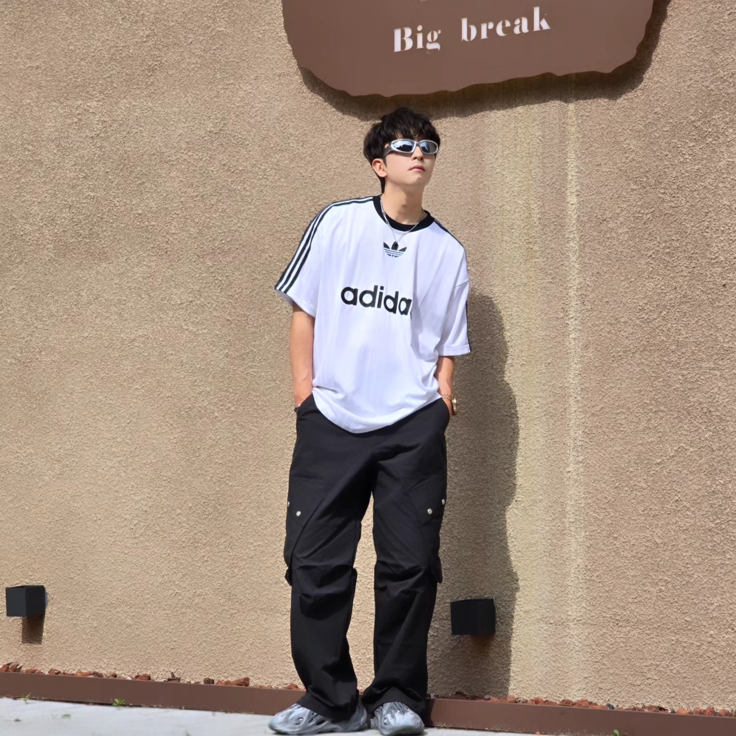 Adidas Adicolor T-Shirt White Black - KR Sizing, Adidas Yeezy Foam RNNR MX Granite 착용 스타일 - 2