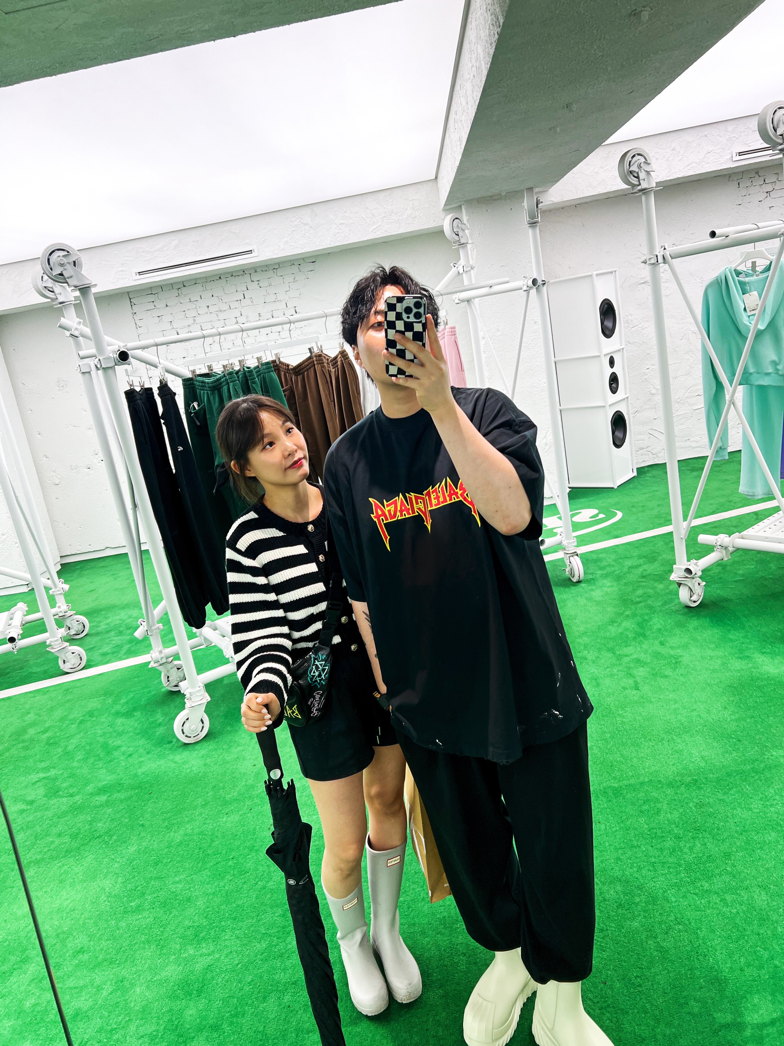 Balenciaga Metal Oversized Fit T-Shirt Black Vintage, (W) Adidas Adifom Superstar Boot Halo Green 착용 스타일 - 1