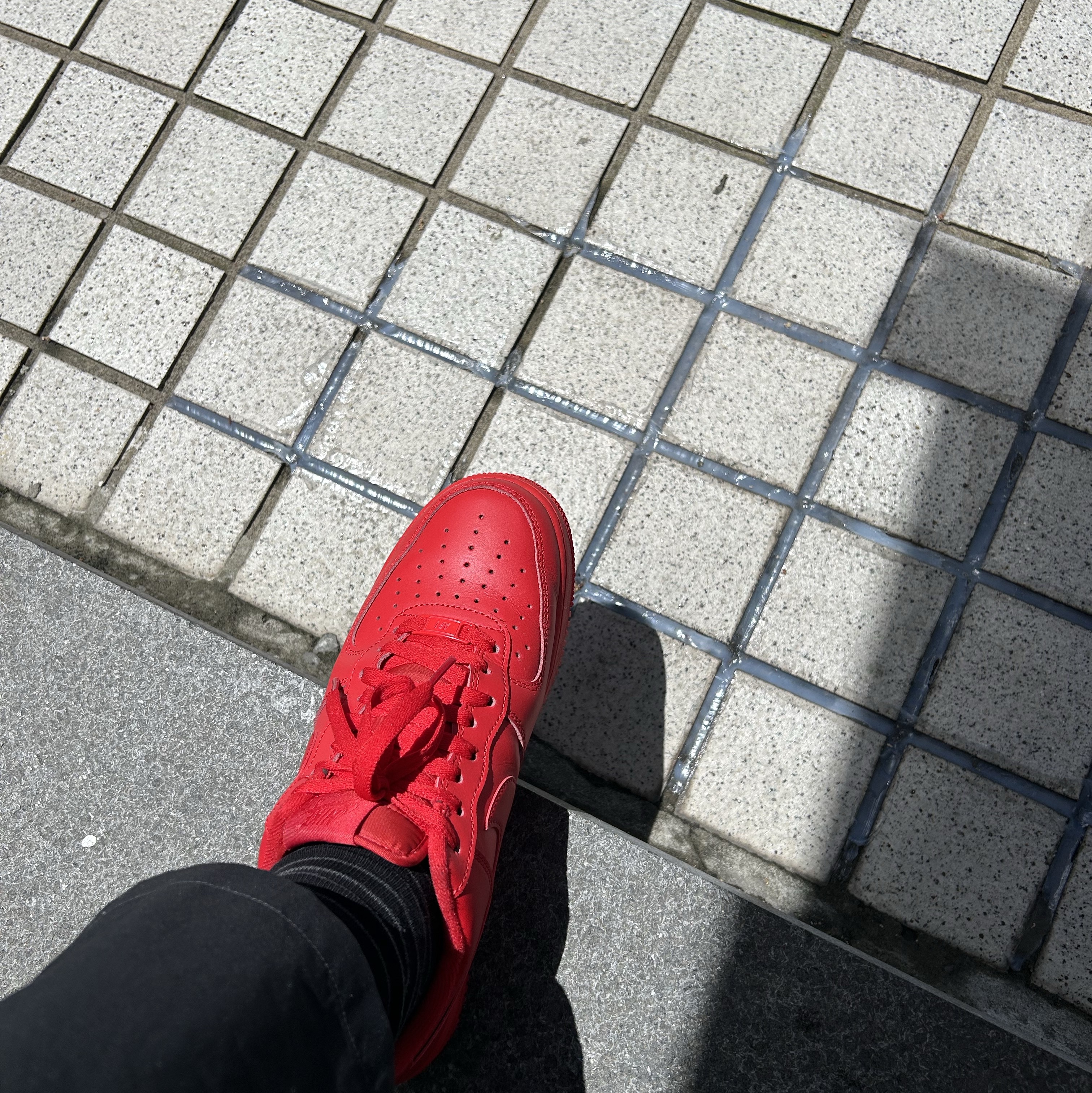 Nike Air Force 1 '07 LV8 Low 1 Triple Red 착용 스타일