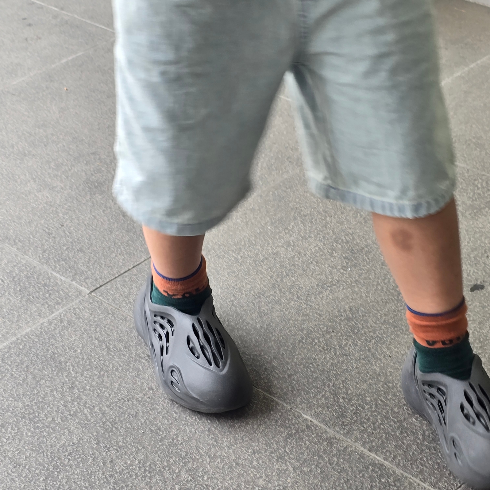 (Kids) Adidas Yeezy Foam RNNR Onyx 착용 스타일 - 4