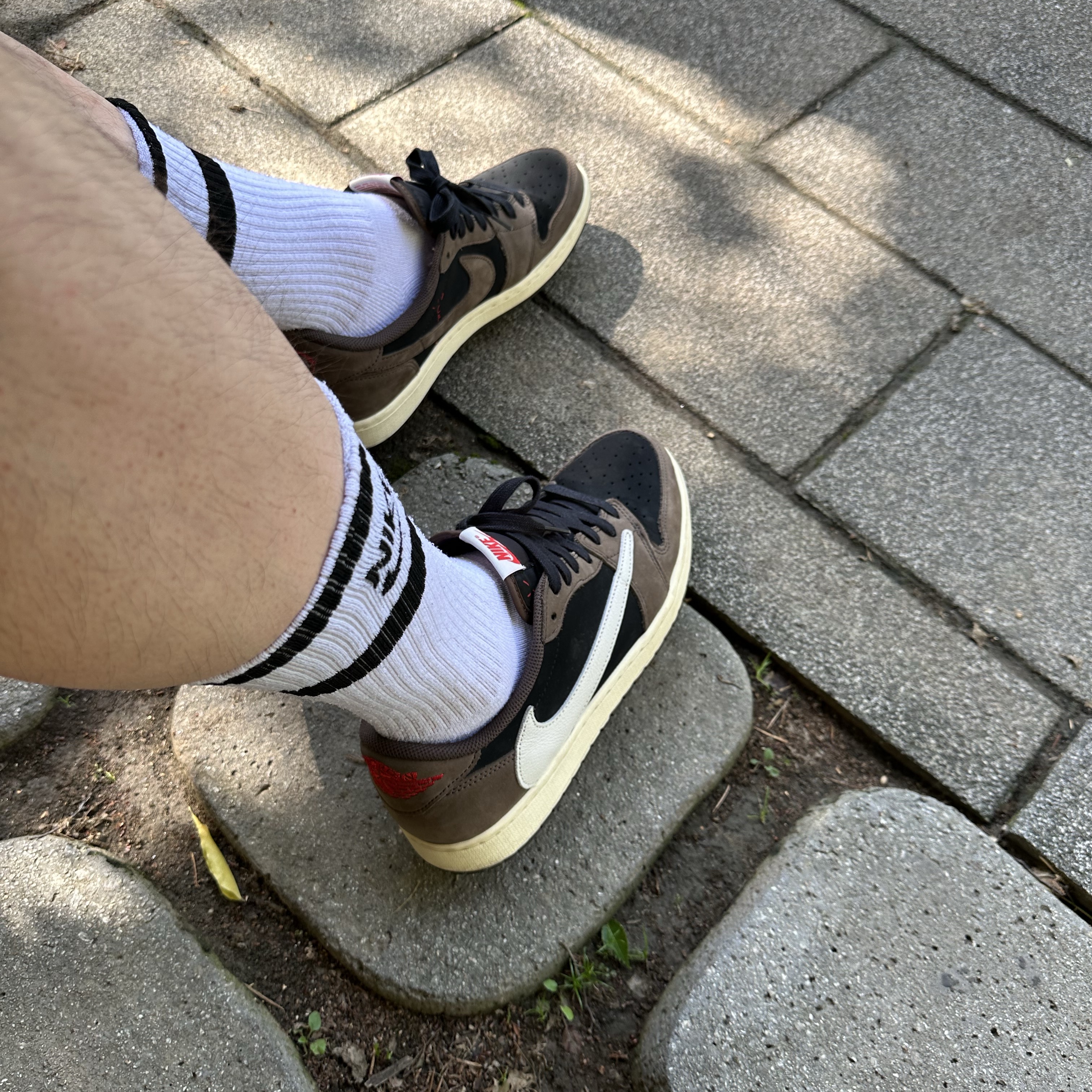 Jordan 1 x Travis Scott Retro Low OG SP Mocha 착용 스타일 - 3