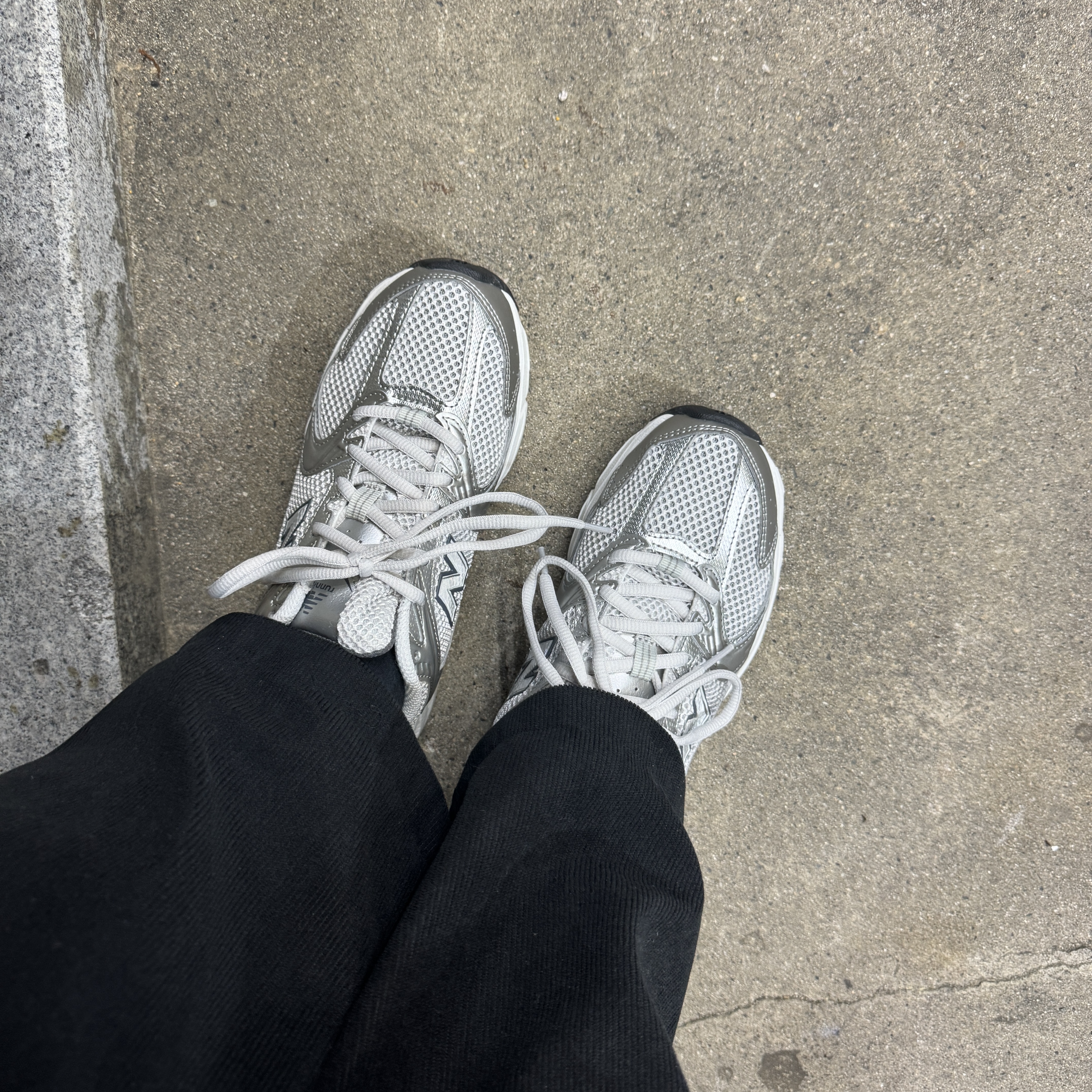 New Balance 530 Grey Matter Silver Metallic 착용 스타일