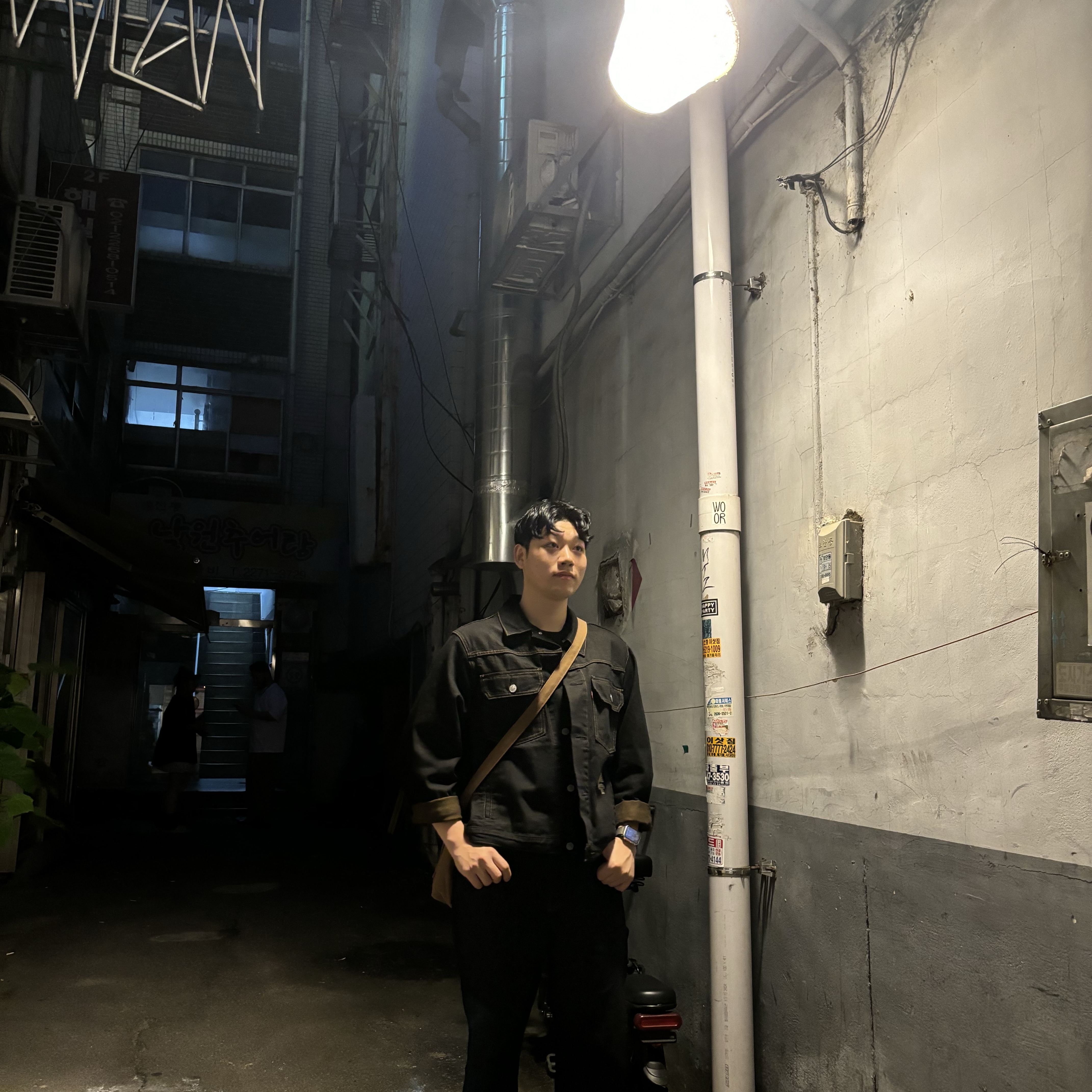 Stussy x Levi's Crispy Rinse Trucker Jacket Black, Stussy x Levi's Crispy Rinse 568 Jean Black 착용 스타일 - 2