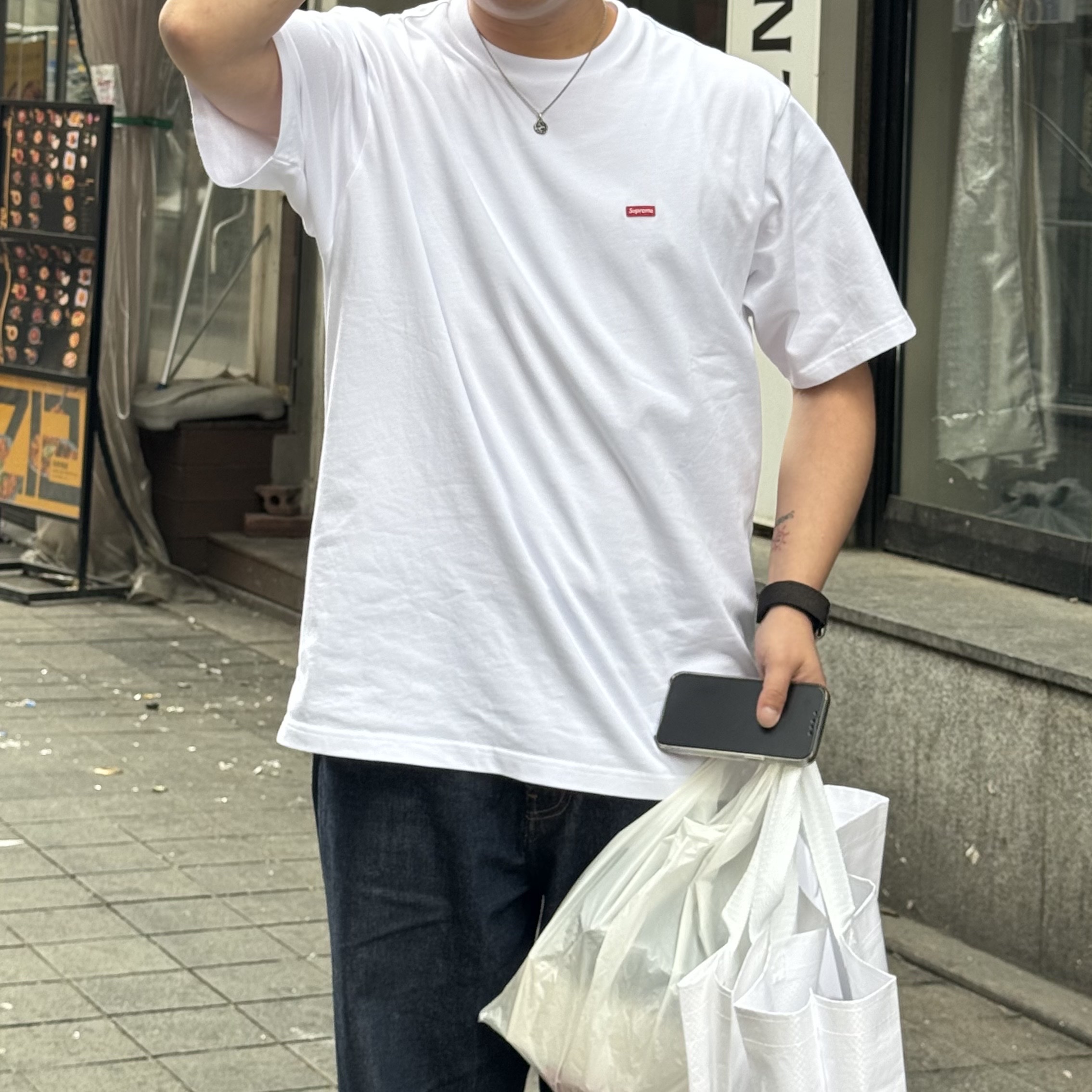 Supreme Small Box T-Shirt White - 24SS, Supreme Rigid Baggy Selvedge Jean Rigid Indigo - 24SS 착용 스타일 - 1