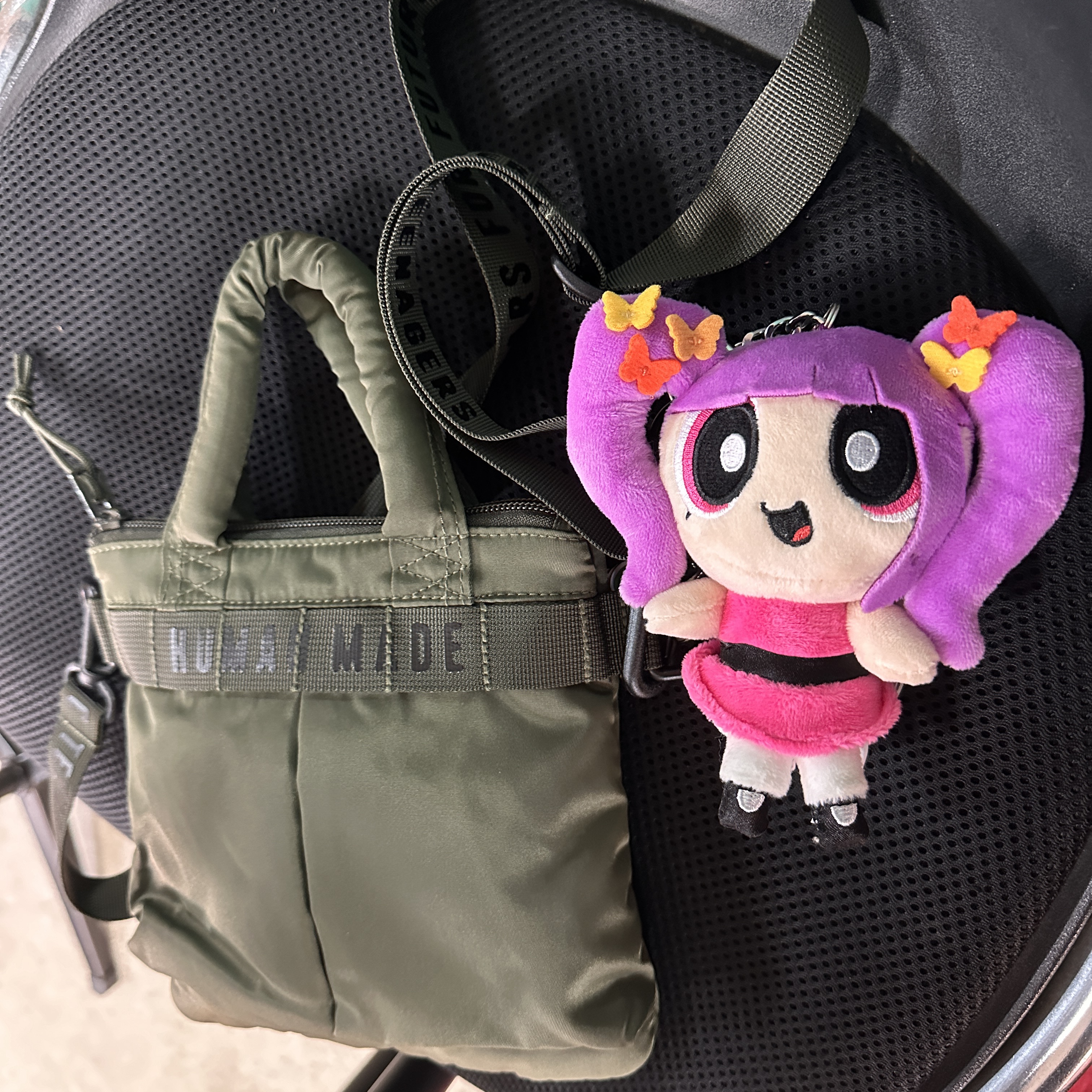 Human Made Mini Helmet Bag Olive Drab, Newjeans x The Powerpuff Girls Bag Charm Hanni 착용 스타일