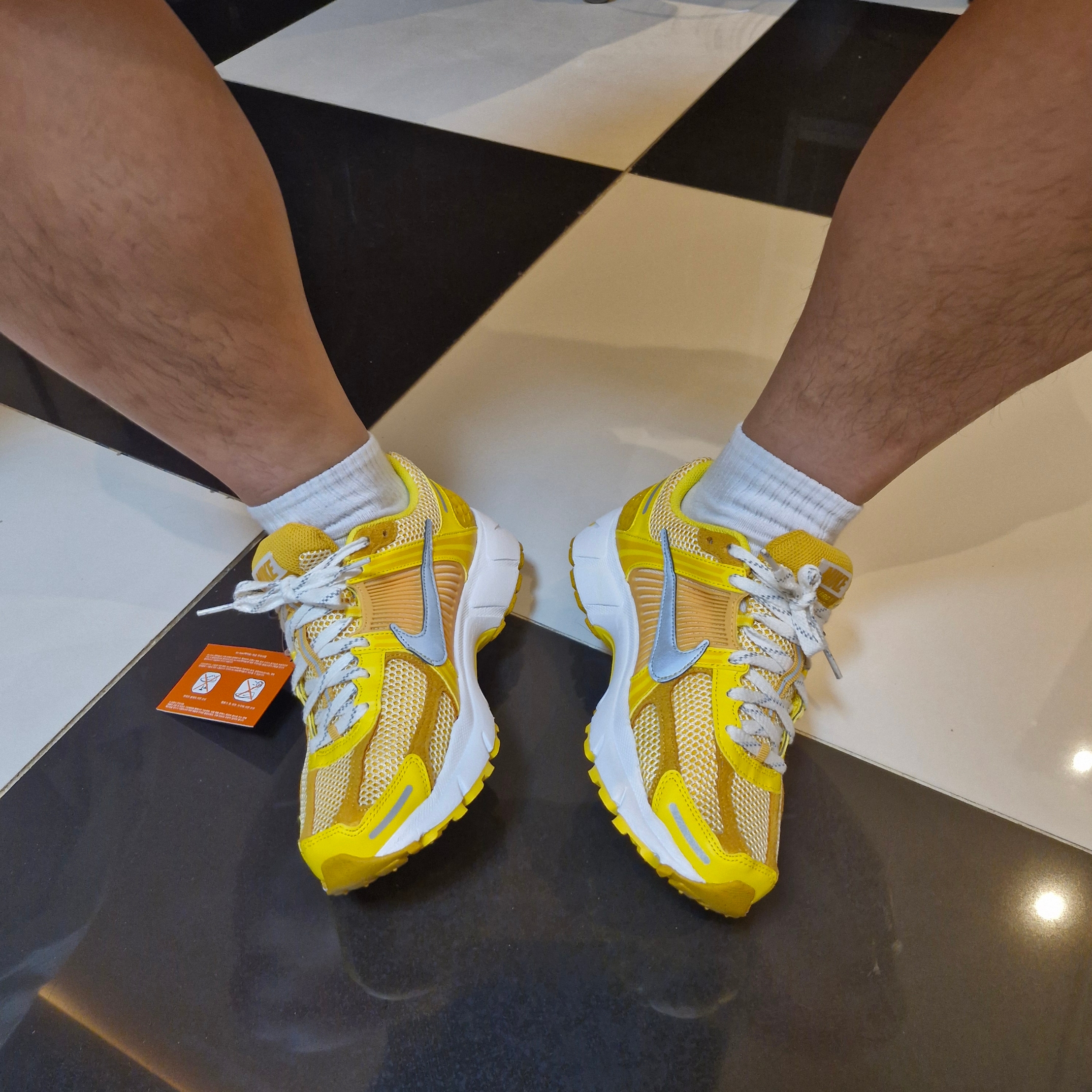 Nike Zoom Vomero 5 Yellow Ochre 착용 스타일 - 3