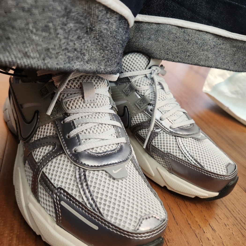 Nike V2K Run Pure Platinum Wolf Grey 착용 스타일