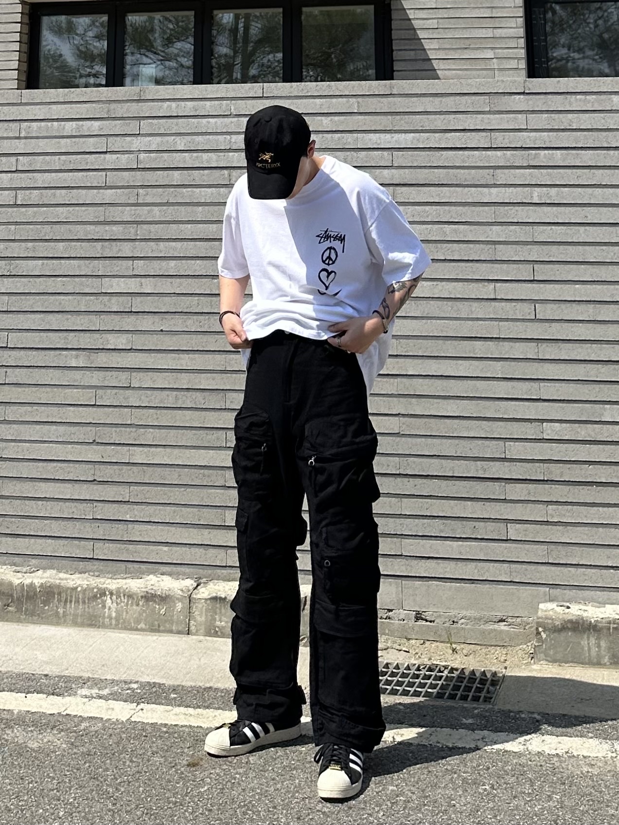 Adidas x BAPE Superstar 80s Core Black Off White, Nike x Stussy NRG RA T-Shirt Summit White (DM4942-121) 착용 스타일 - 1
