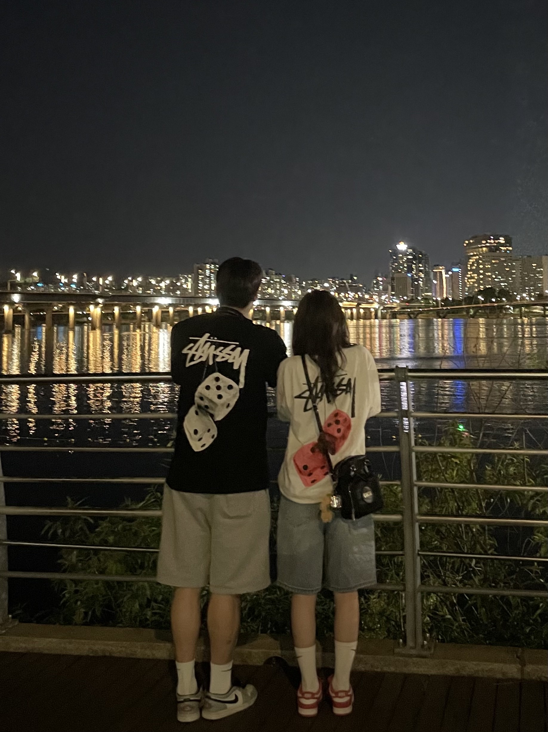 Stussy Fuzzy Dice T-Shirt White, Stussy Fuzzy Dice T-Shirt Black 착용 스타일