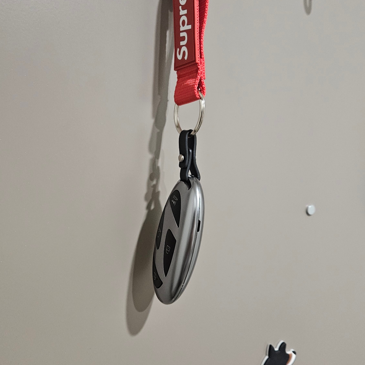 Supreme Webbing Keychain Red - 23SS 착용 스타일 - 2