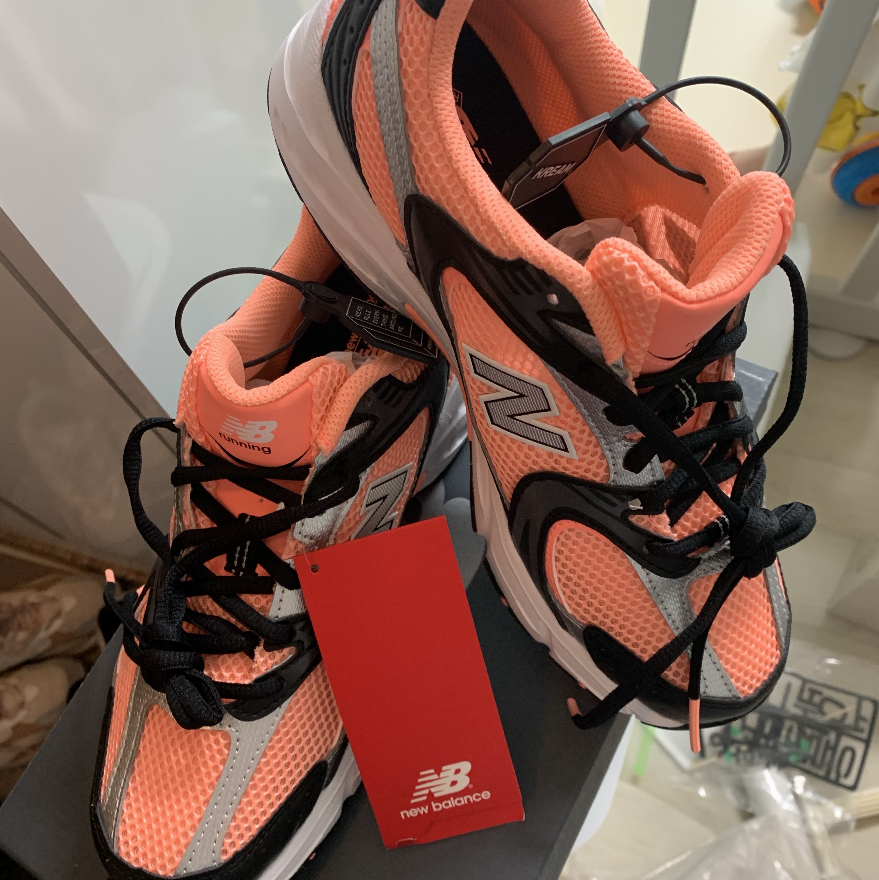 New Balance 530 Pink Magnet Black 착용 스타일