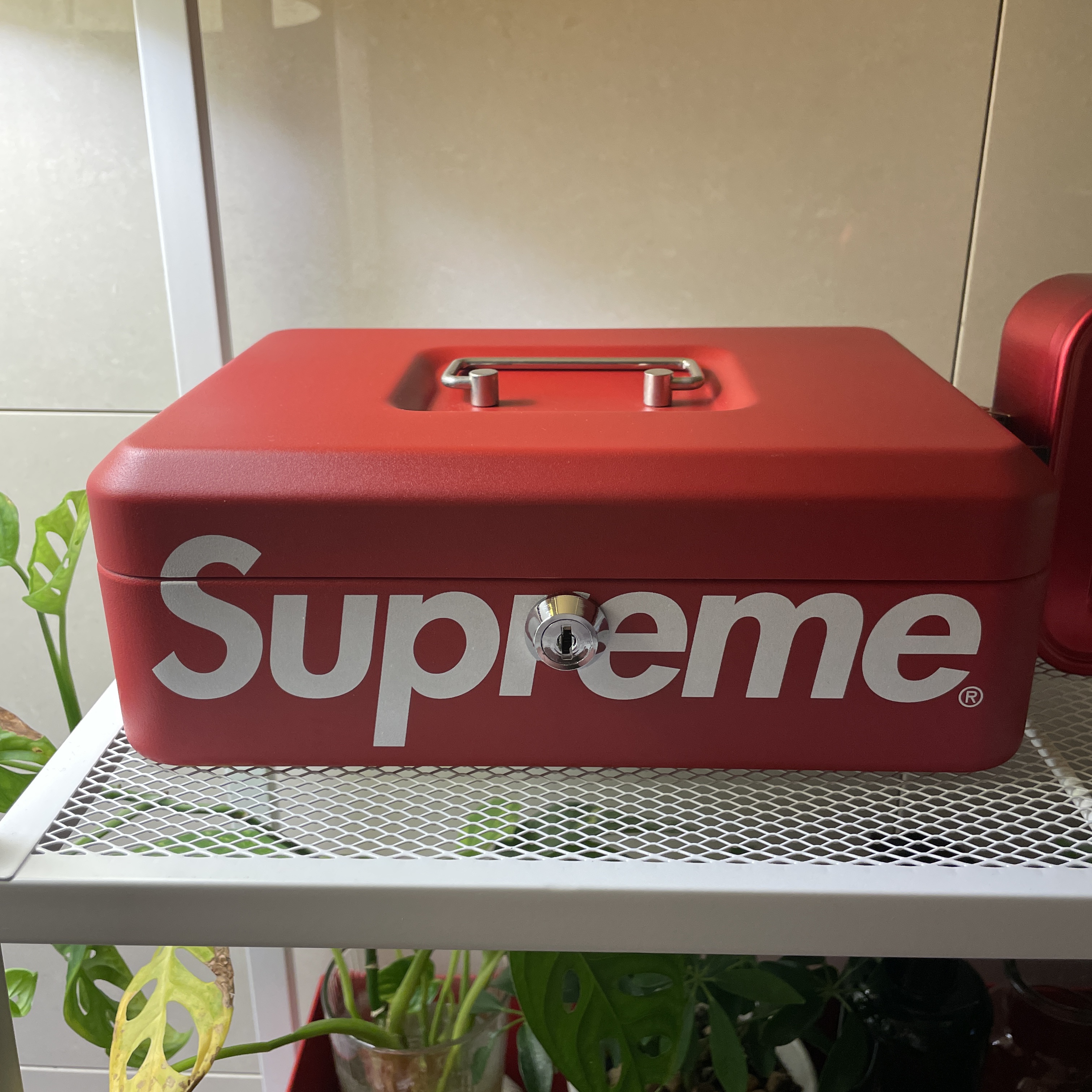 Supreme Lock Box Red - 17FW, Supreme x Sigg Small Metal Box Plus Red - 18SS 착용 스타일 - 5