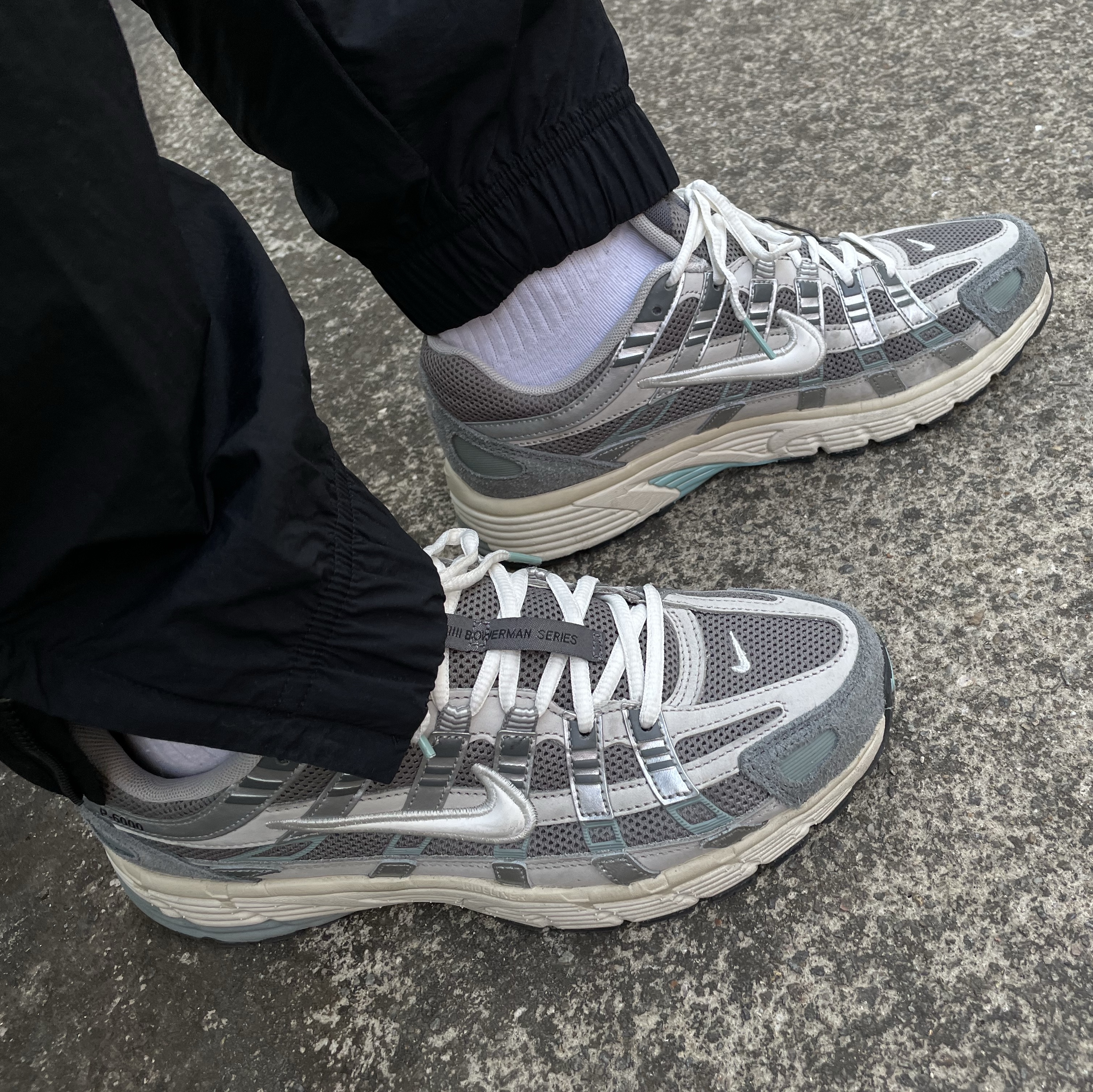 Nike P-6000 Flat Pewter Light Iron Ore 착용 스타일