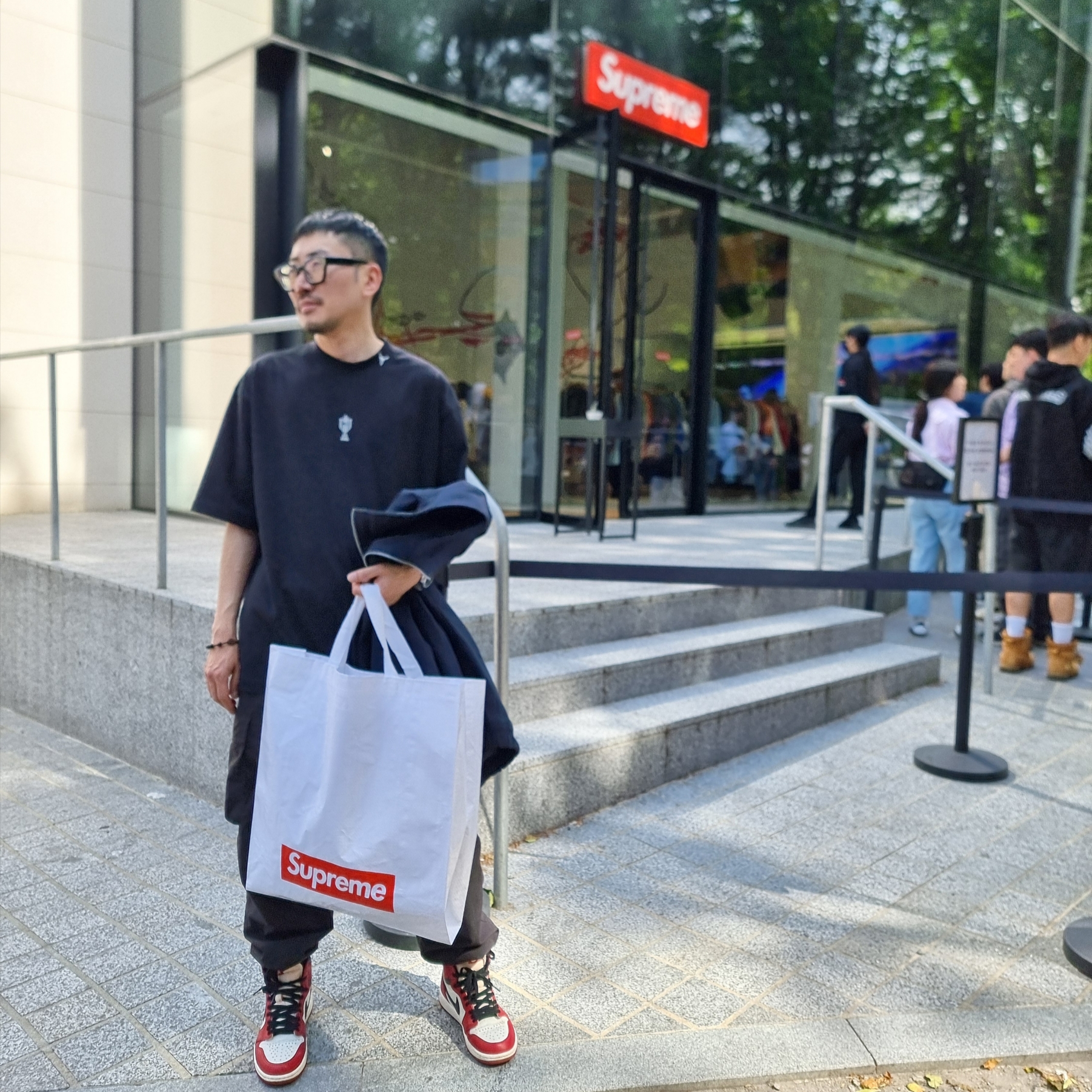 Jordan 1 Retro High OG Chicago 2022, Jordan x Trophy Room Short Sleeve Top Black (FQ3844-010) 착용 스타일