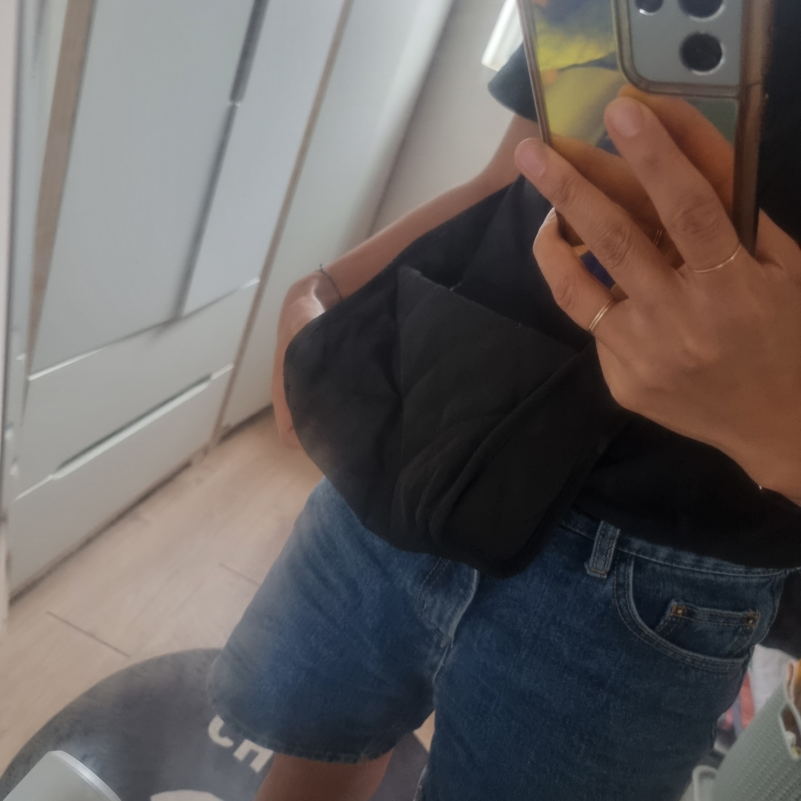 COS Diamond Quilted Mini Crossbody Bag Black 착용 스타일 - 1