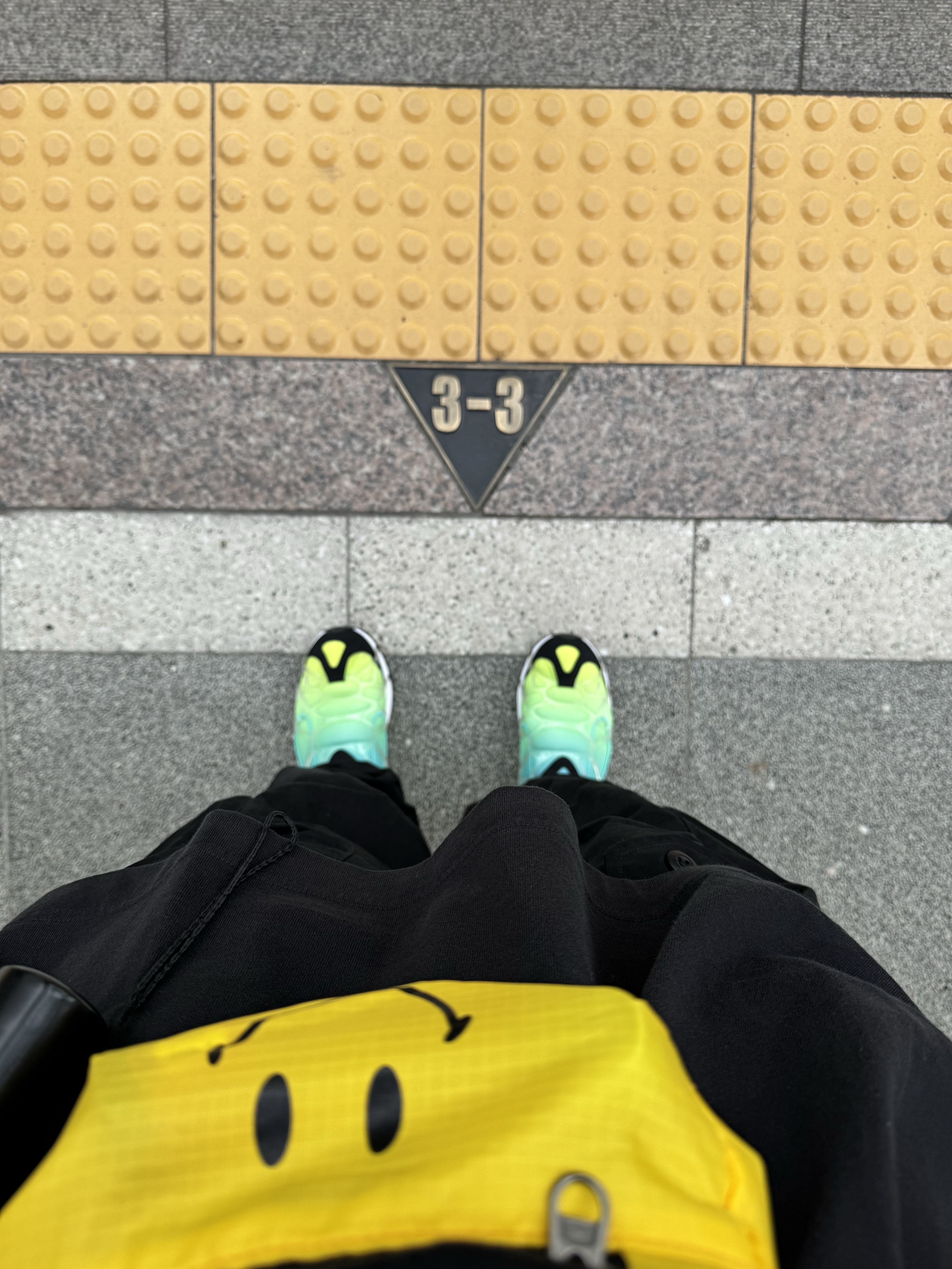 Nike Air Kukini SE Lemon Venom and Aurora, Yeezy Gap Engineered By Balenciaga Dove 3/4 Sleeve T-Shirt Black 착용 스타일 - 2