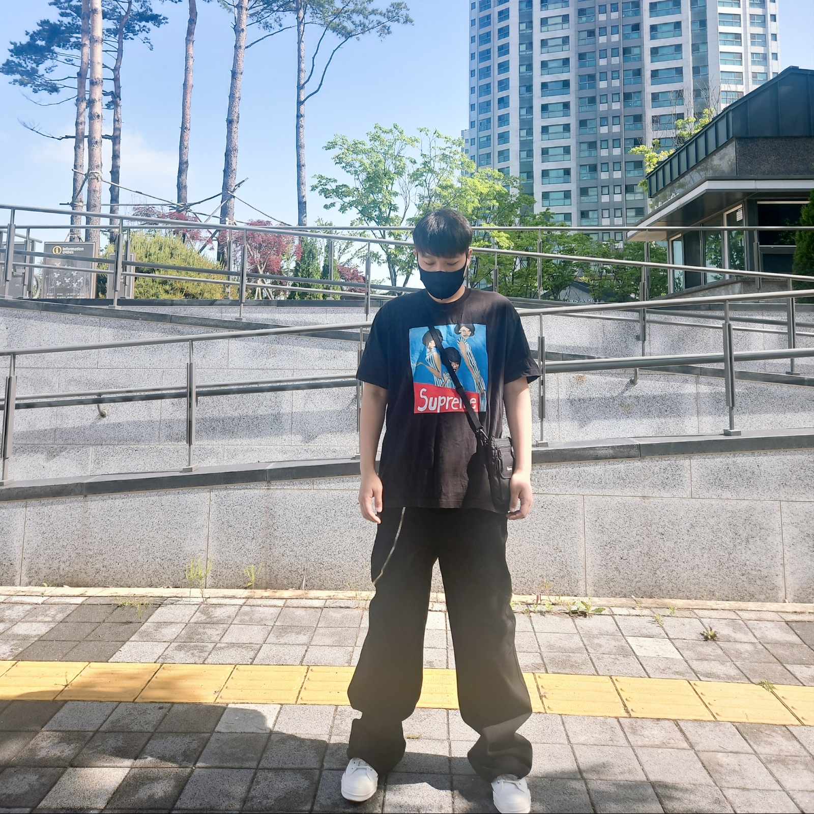 Converse x Drkshdw Drkstr Chuck 70 Ox White, Supreme Shoulder Bag Black - 19FW 착용 스타일 - 3