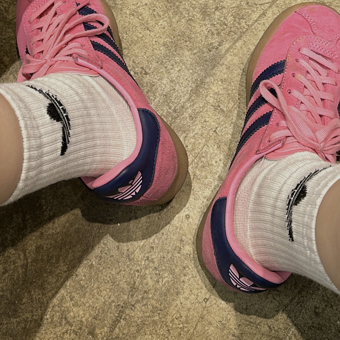 Adidas Gazelle 85 Bliss Pink Dark Blue 착용 스타일 - 2