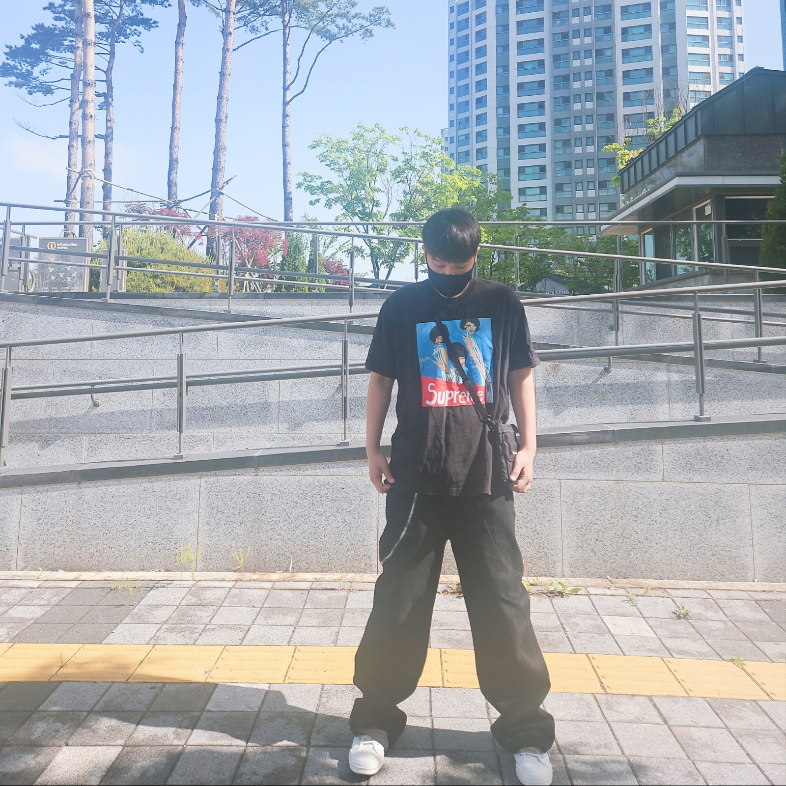 Converse x Drkshdw Drkstr Chuck 70 Ox White, Supreme Shoulder Bag Black - 19FW 착용 스타일 - 2