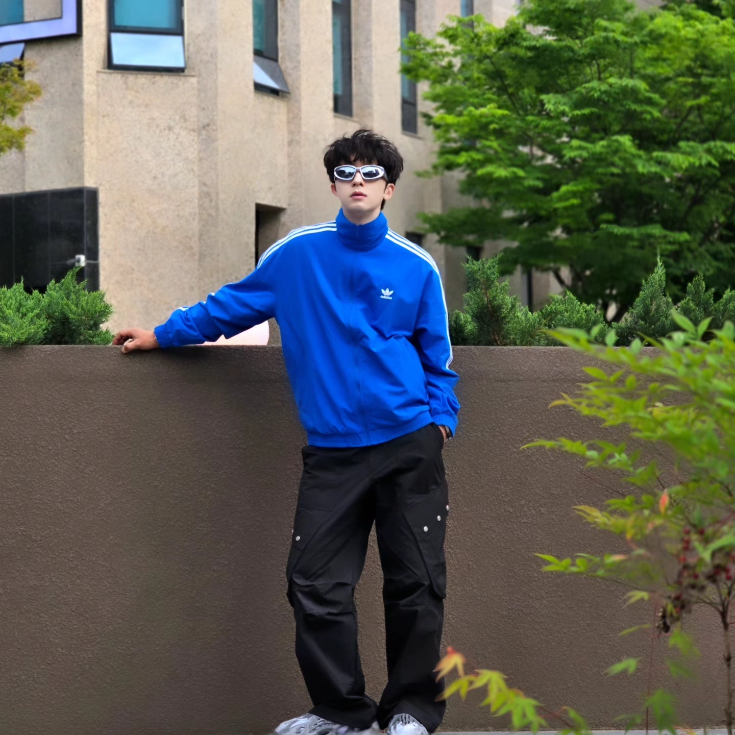 Adidas Yeezy Foam RNNR MX Granite, Adidas Adicolor Woven Firebird Track Top Blue Bird  - KR Sizing 착용 스타일 - 4