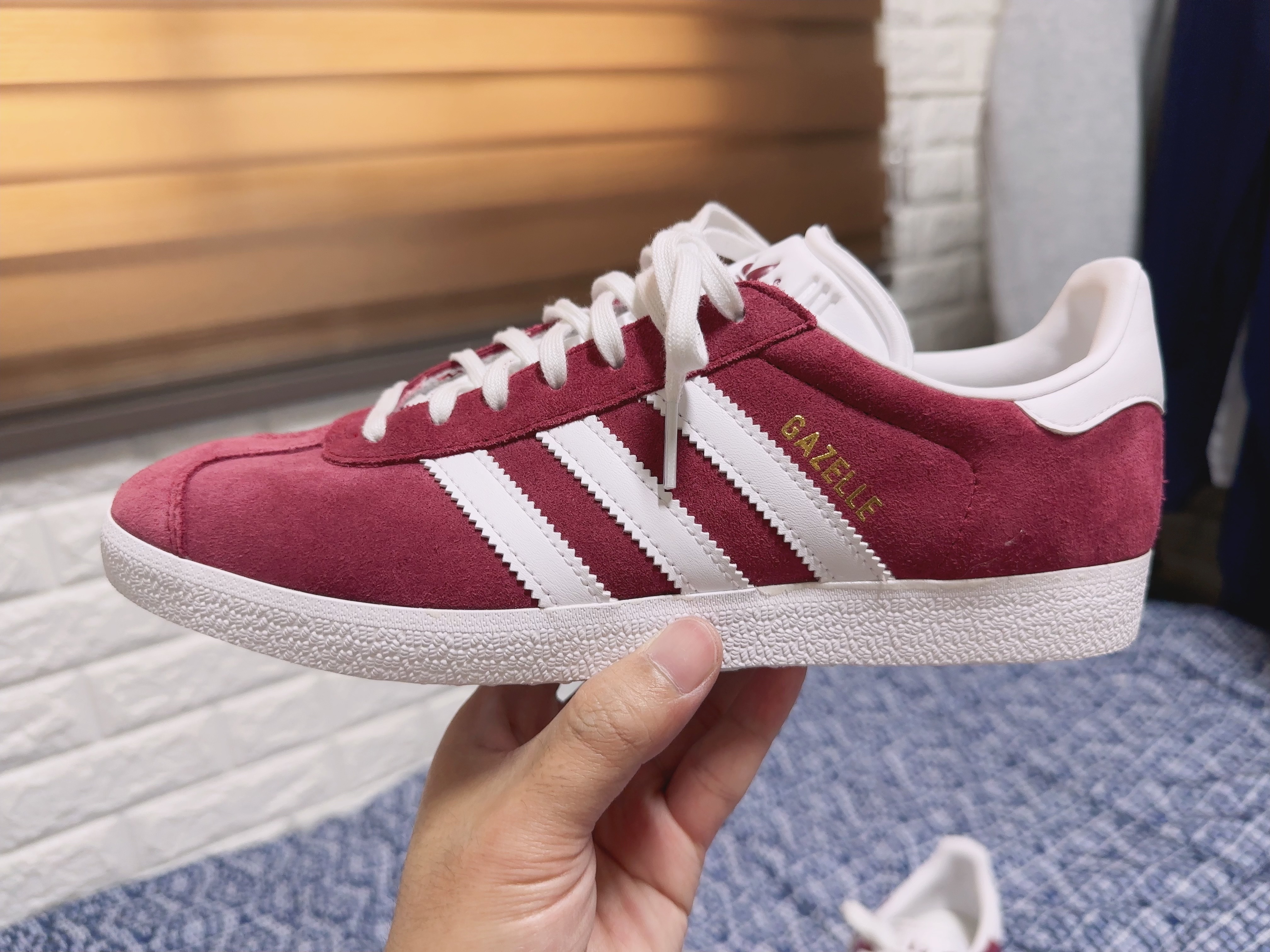 Adidas Gazelle Collegiate Burgundy 착용 스타일 - 2