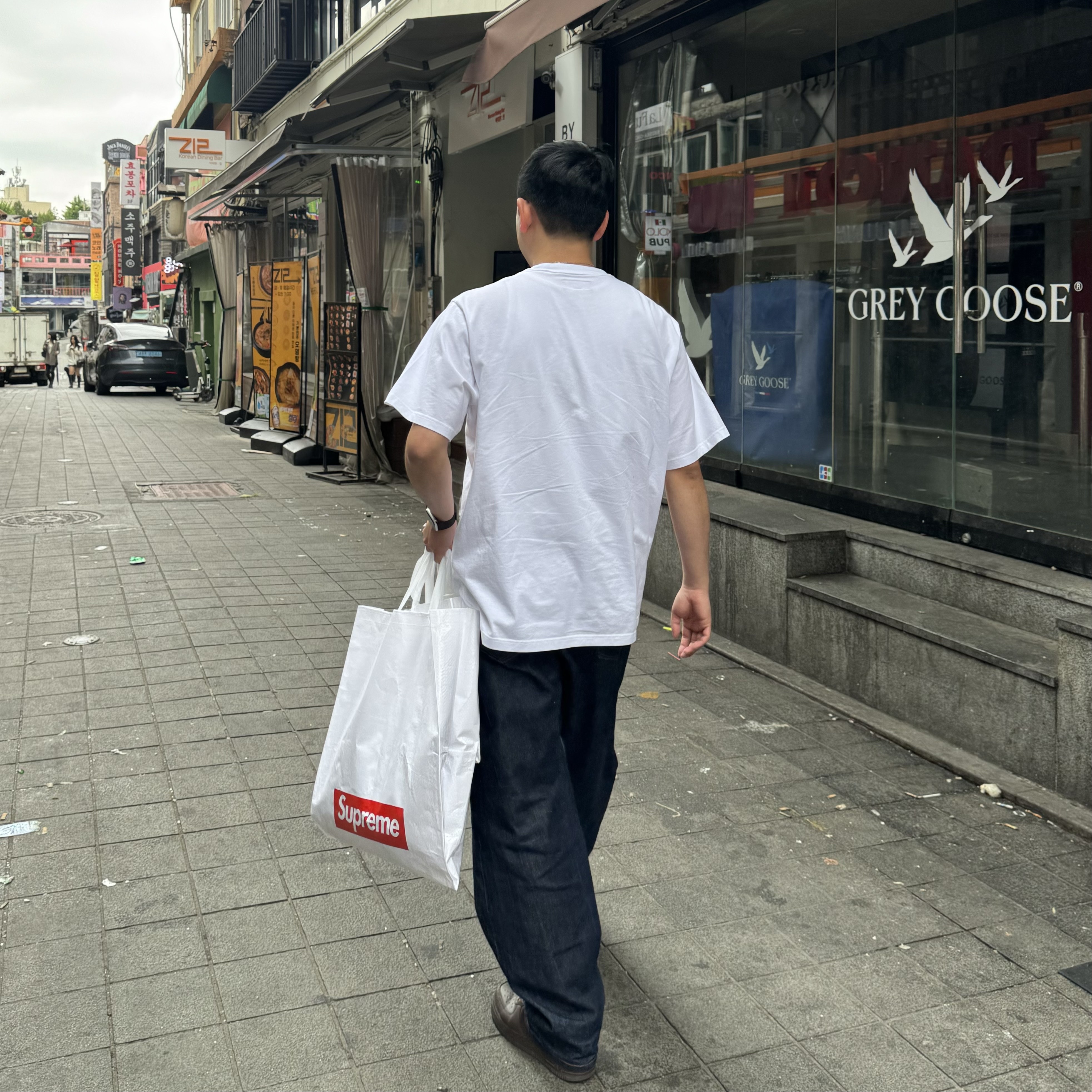 Supreme Small Box T-Shirt White - 24SS, Supreme Rigid Baggy Selvedge Jean Rigid Indigo - 24SS 착용 스타일 - 2