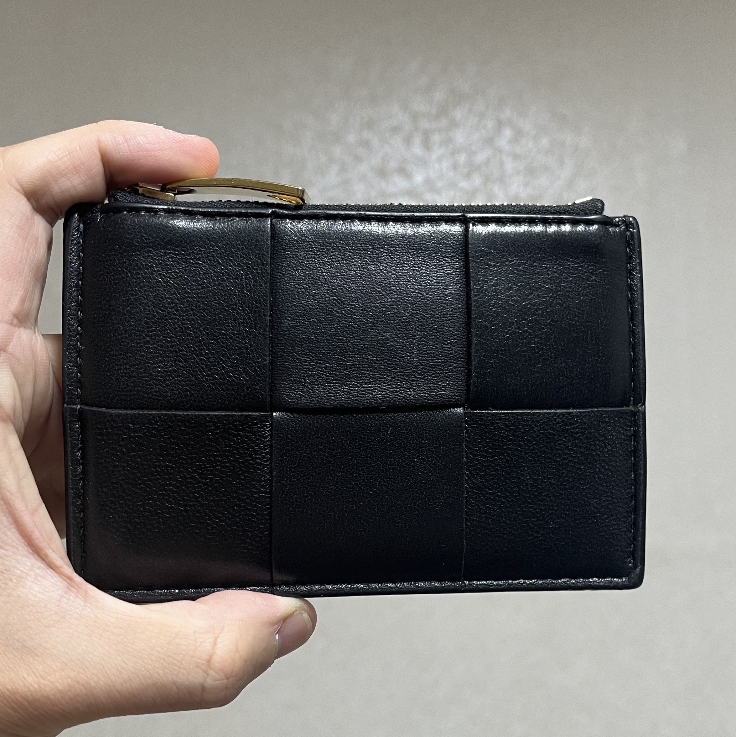 Bottega Veneta Zipped Card Case Black Gold 착용 스타일