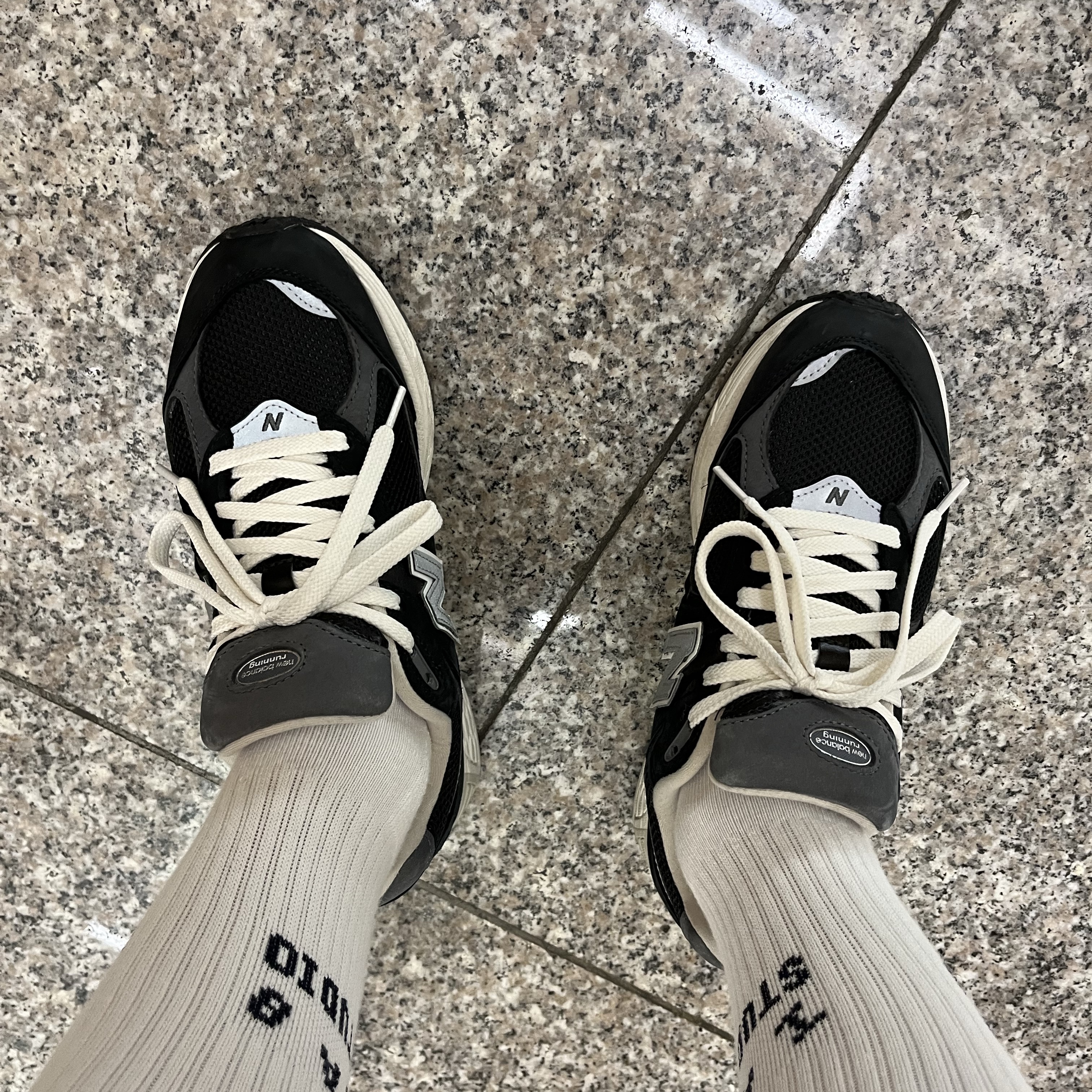 New Balance 2002R Premium Vintage Black, IAB Studio Socks White (5 Pack) 착용 스타일