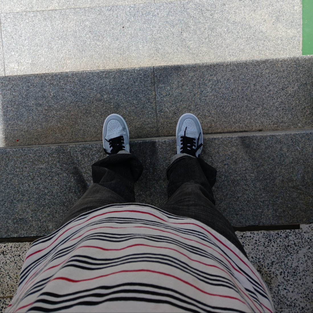 Jordan 1 Low Golf Wolf Grey, Nike V2K Run Summit White Metallic Silver 착용 스타일 - 1