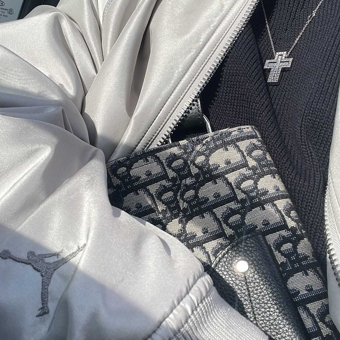 Damiani Belle Epoque Diamonds Sapphires Necklace White Gold, Dior x Jordan Bomber Jacket Grey 착용 스타일