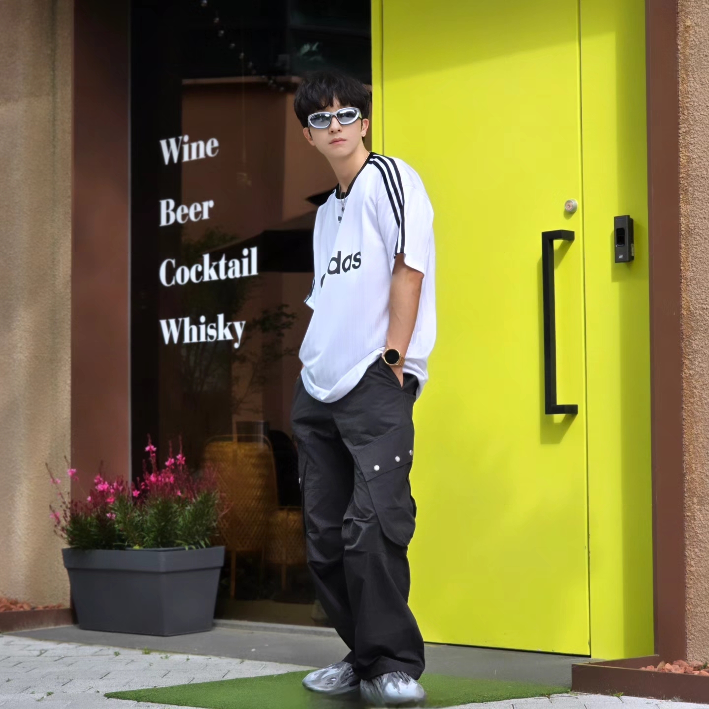 Adidas Adicolor T-Shirt White Black - KR Sizing, Adidas Yeezy Foam RNNR MX Granite 착용 스타일 - 9