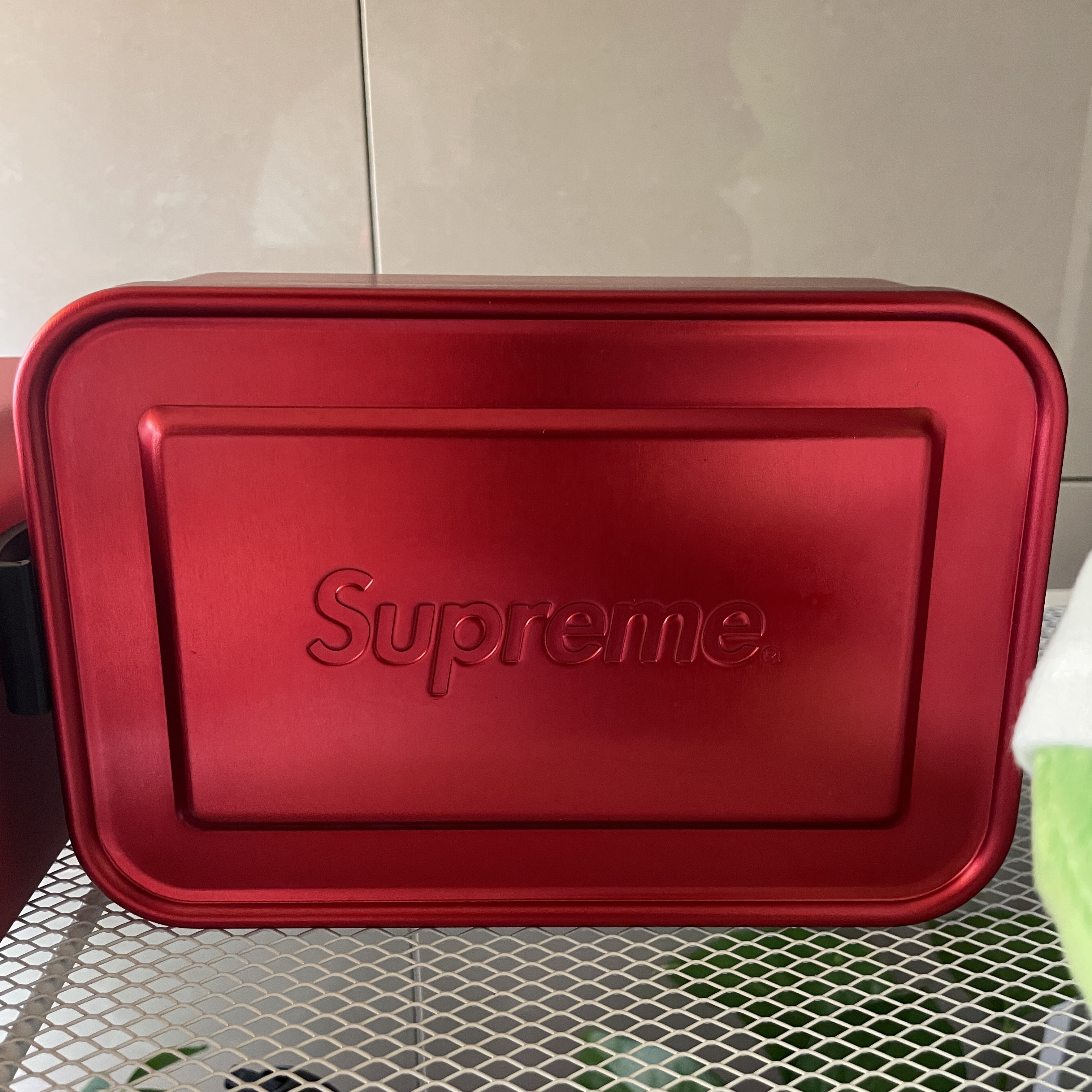 Supreme Lock Box Red - 17FW, Supreme x Sigg Small Metal Box Plus Red - 18SS 착용 스타일 - 4