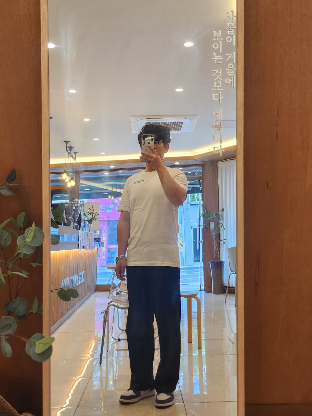 Tom Sachs Ten Bullets T-Shirt White 2022, Jordan 1 Retro High OG CO.JP Midnight Navy 착용 스타일 - 1