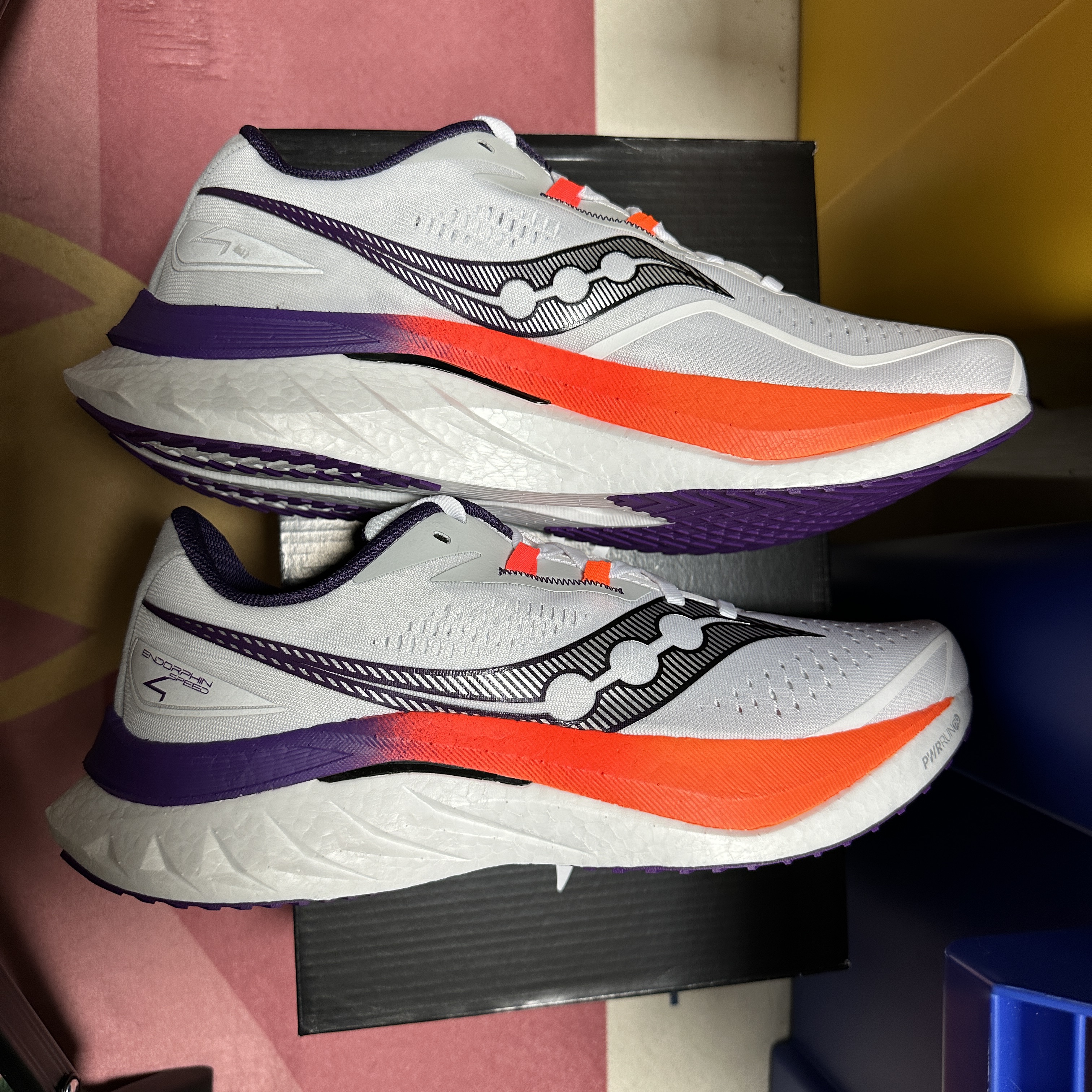 Saucony Endorphin Speed 4 White Viziorange 착용 스타일